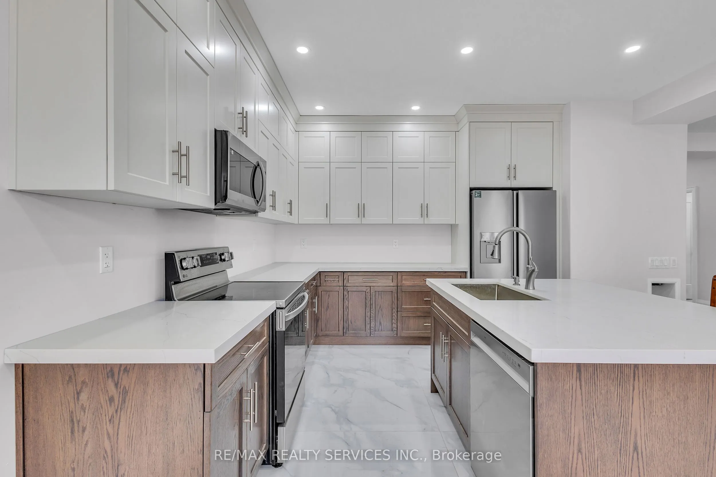 44 Albert Street W
