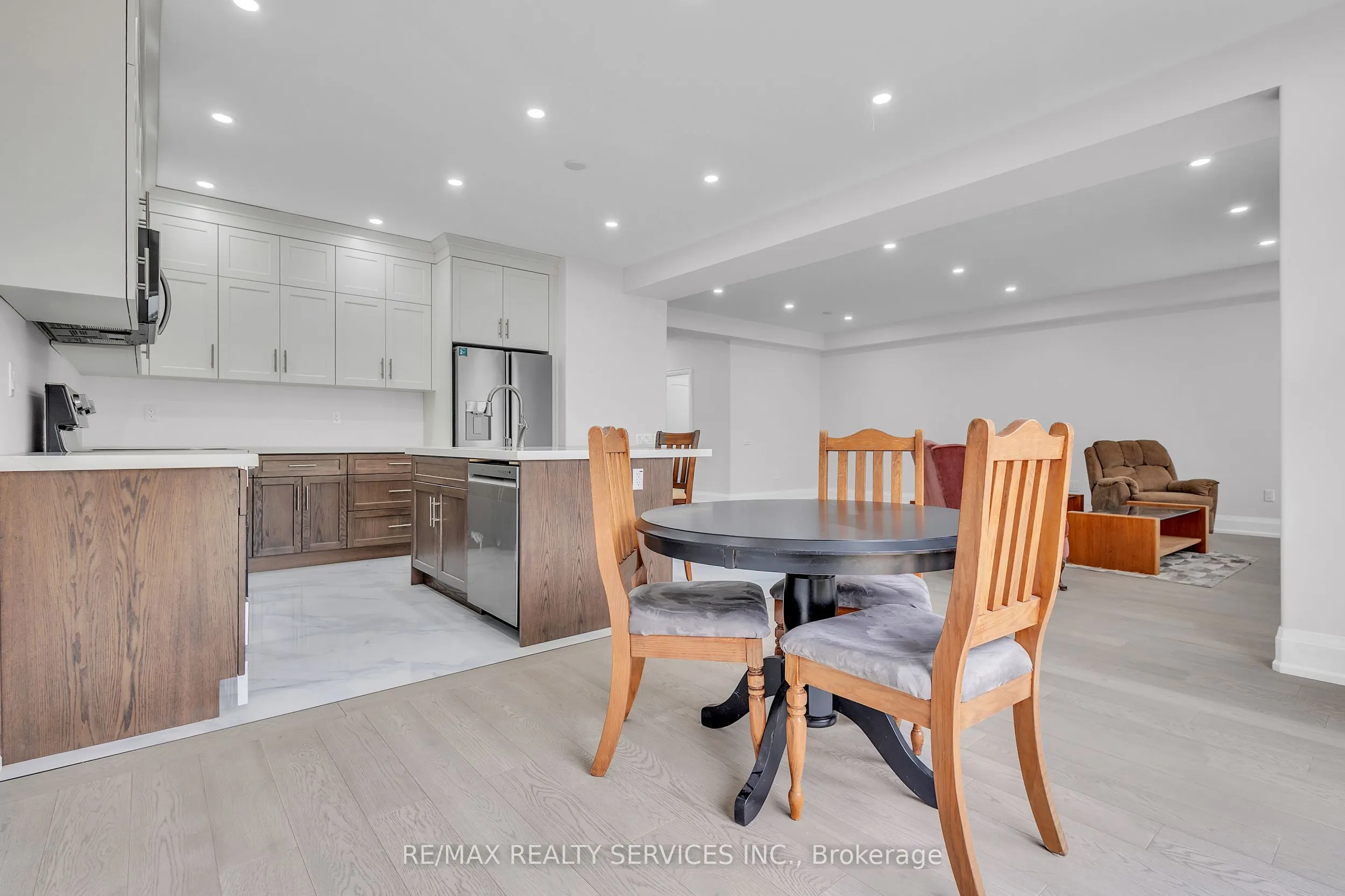 44 Albert Street W