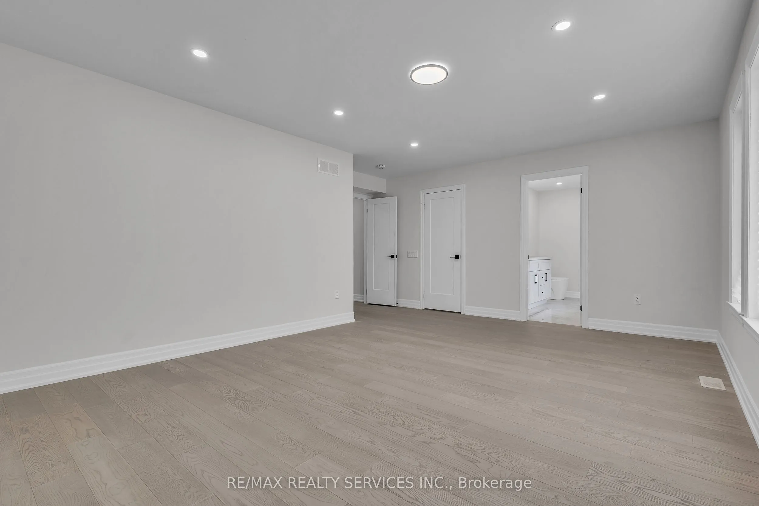 44 Albert Street W