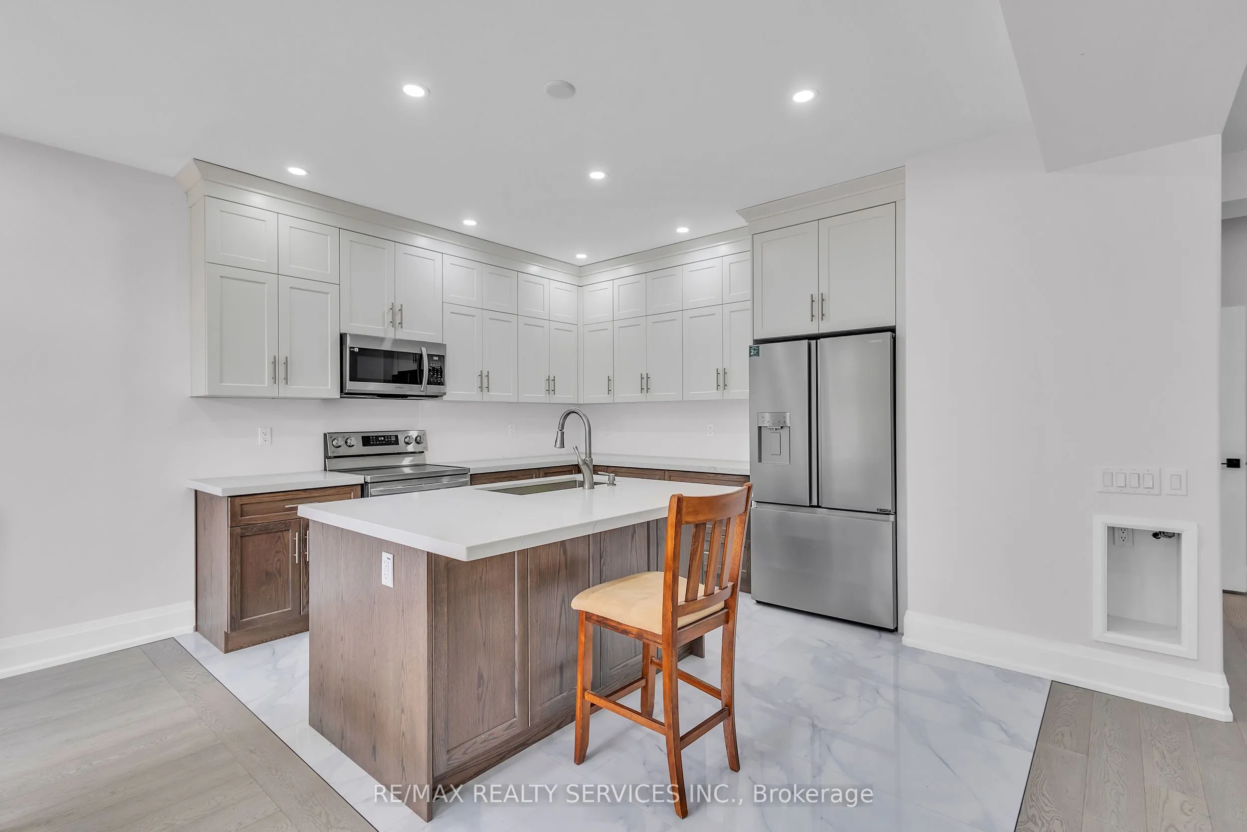 44 Albert Street W
