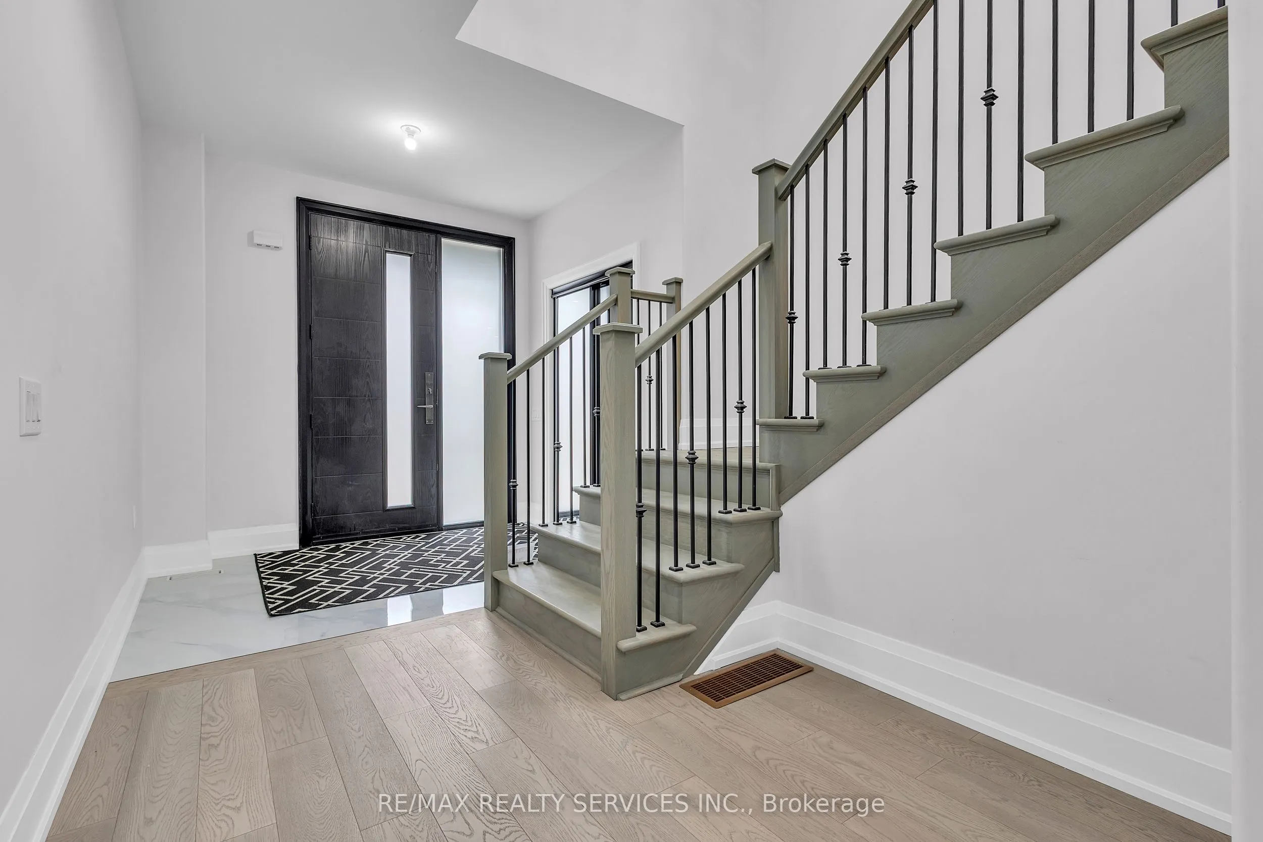44 Albert Street W