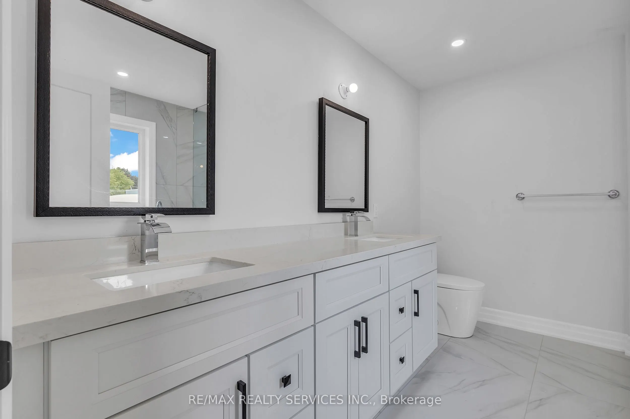 44 Albert Street W