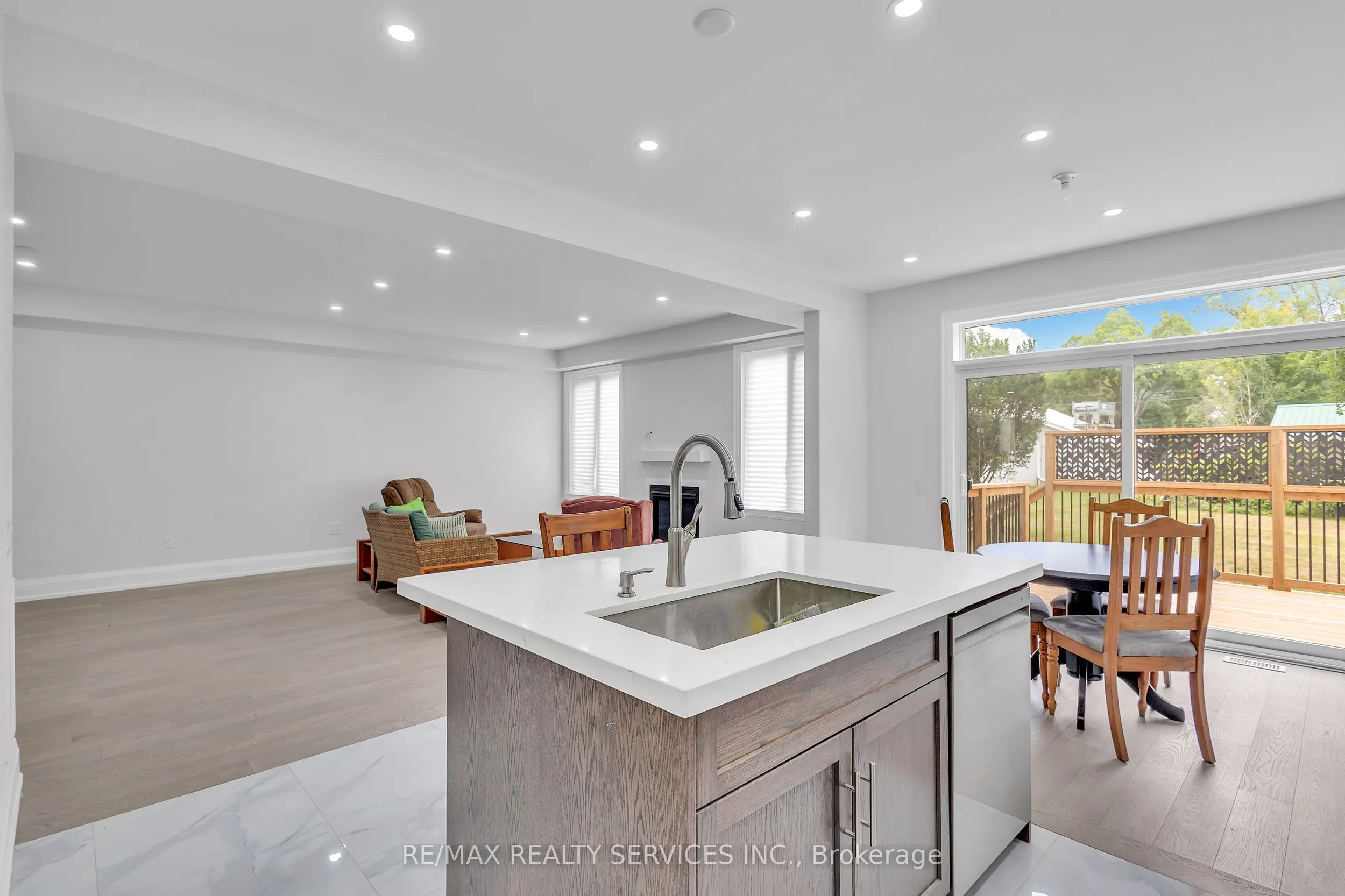 44 Albert Street W