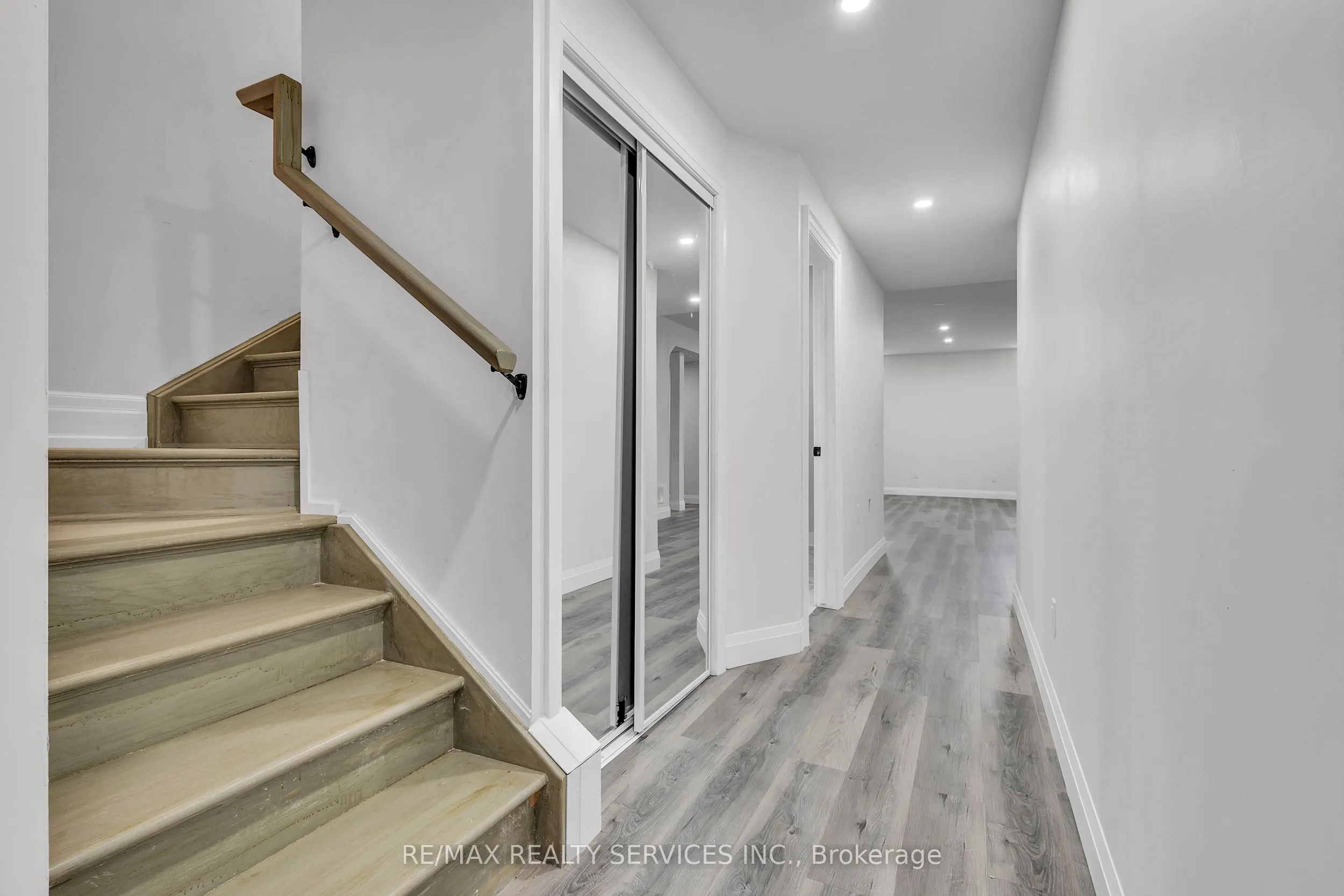 44 Albert Street W