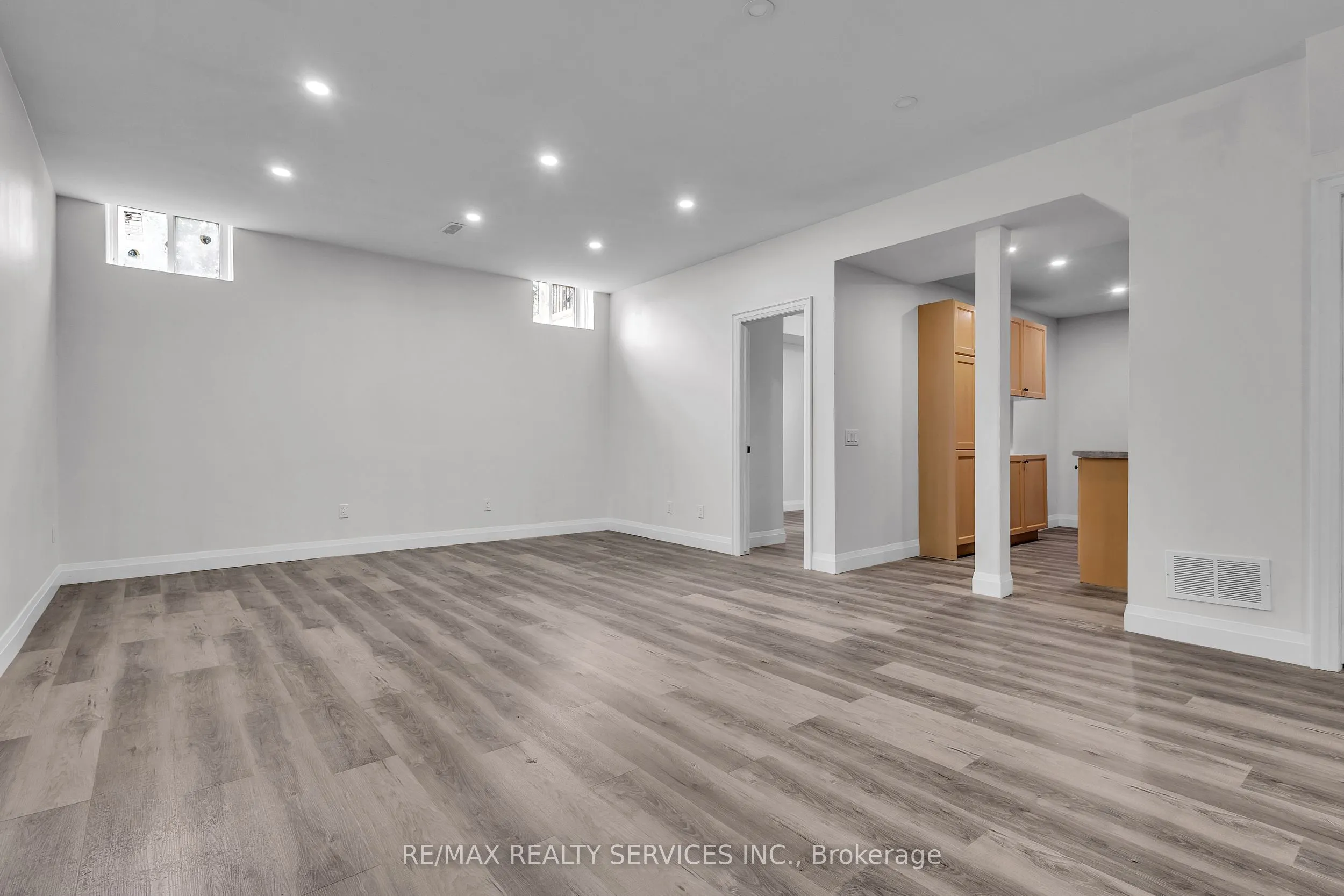 44 Albert Street W