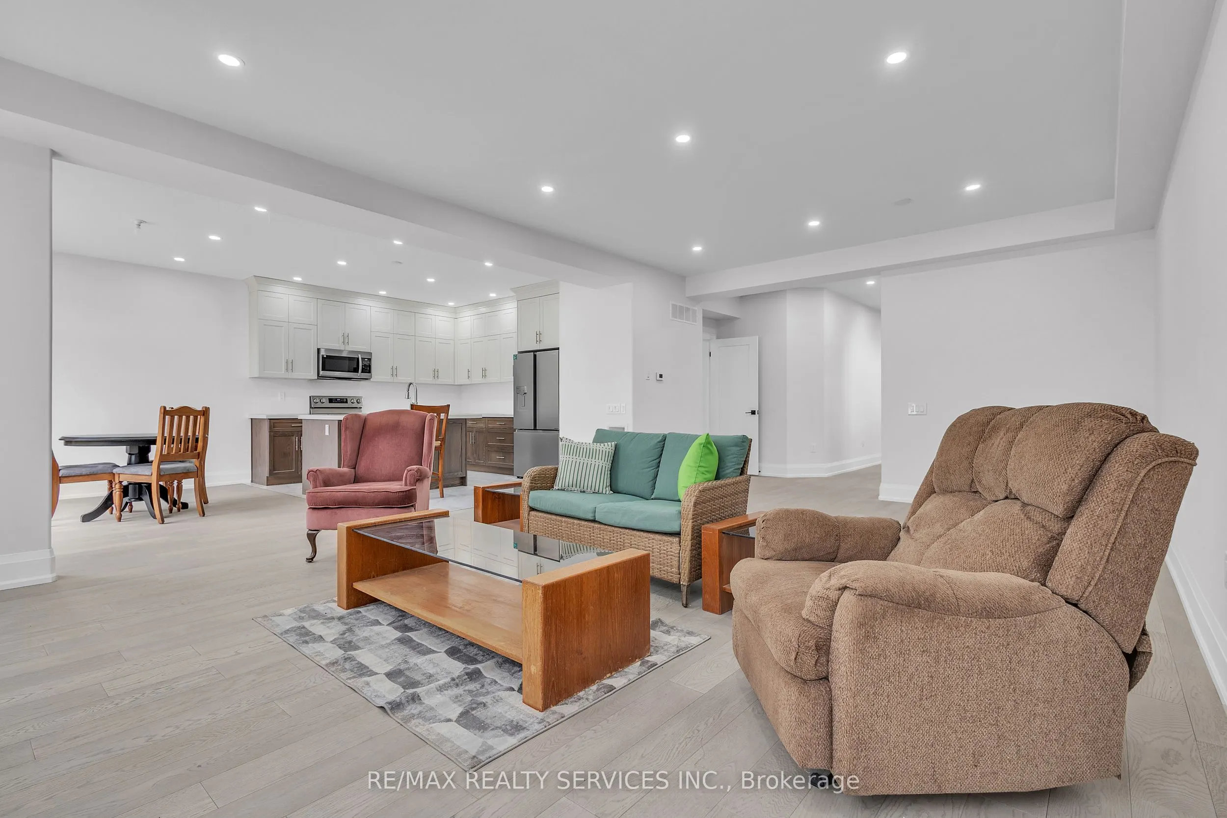 44 Albert Street W