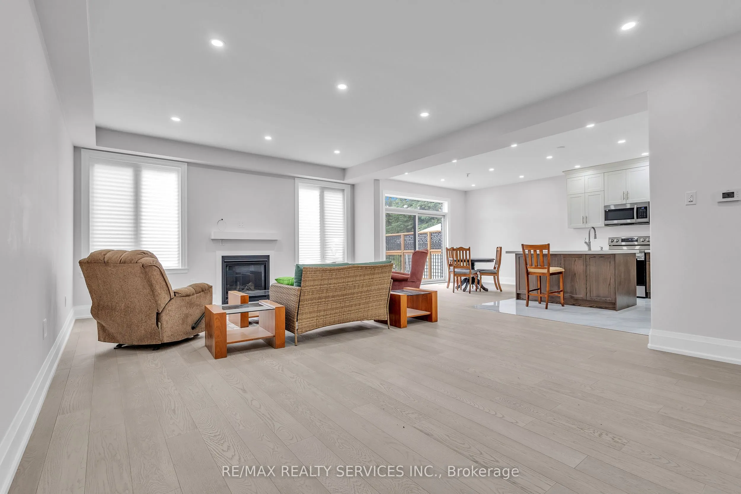 44 Albert Street W