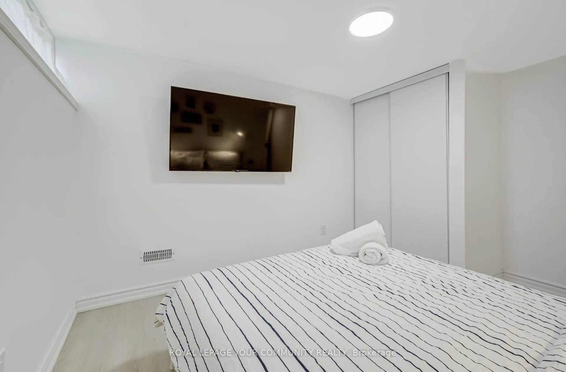 394 Paliser Crescent N, #basement