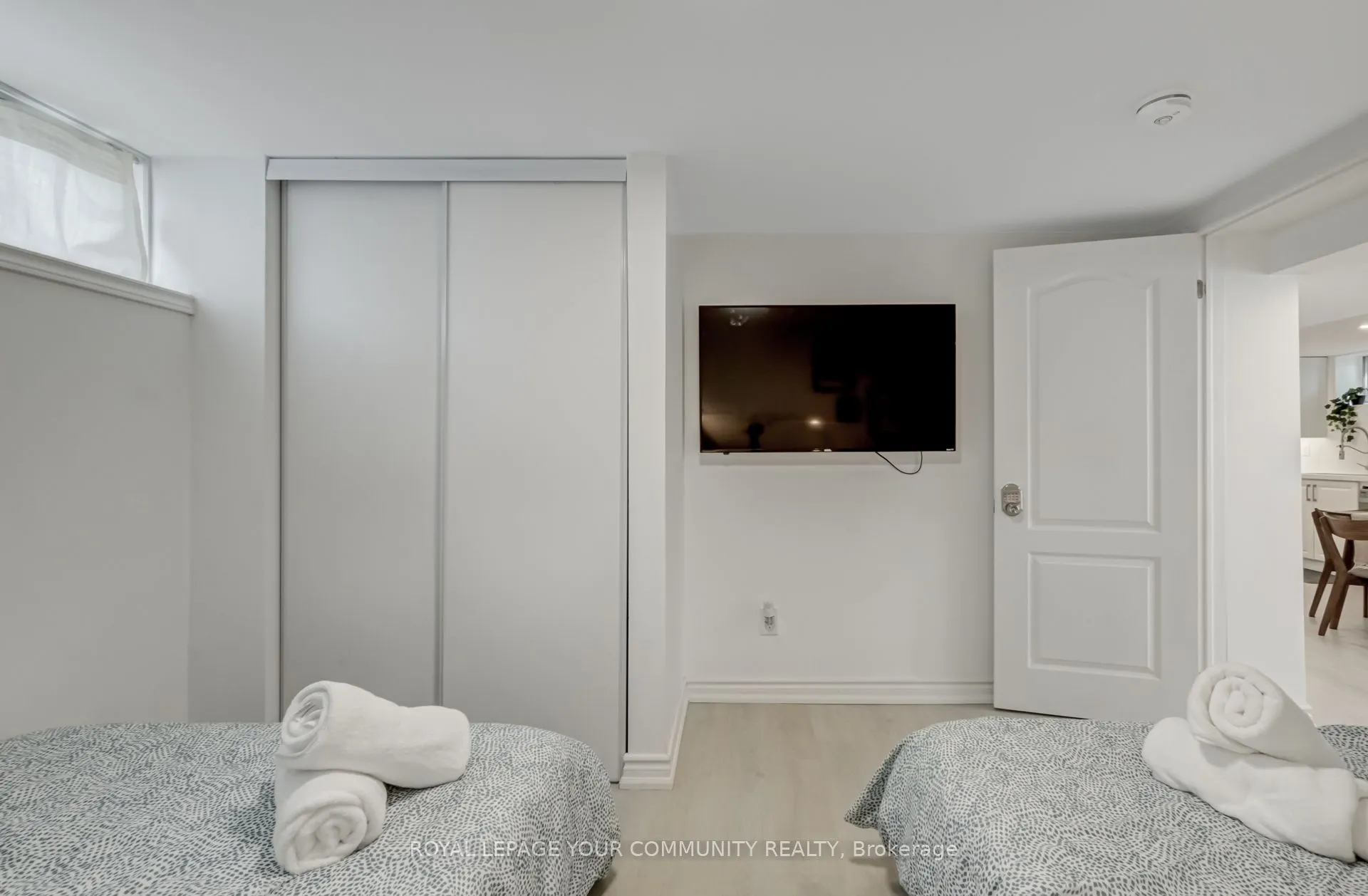 394 Paliser Crescent N, #basement