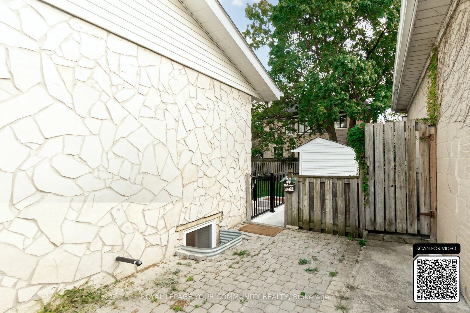 394 Paliser Crescent N, #basement