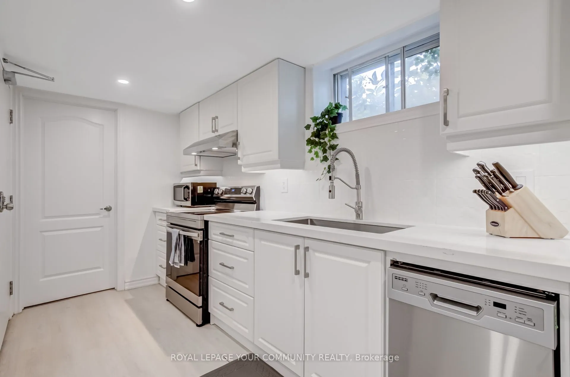 394 Paliser Crescent N, #basement