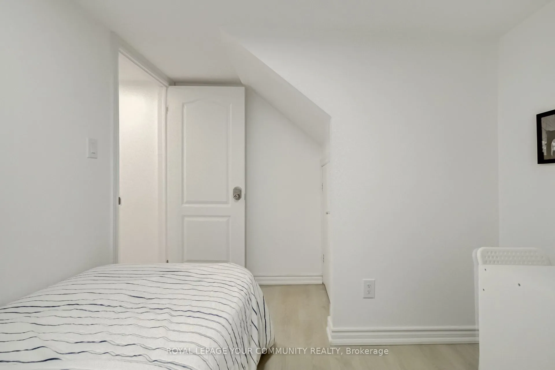 394 Paliser Crescent N, #basement
