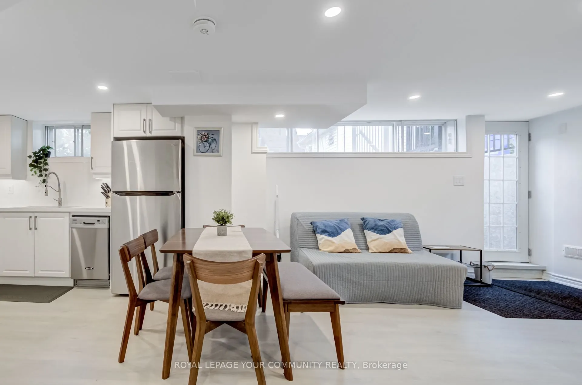 394 Paliser Crescent N, #basement
