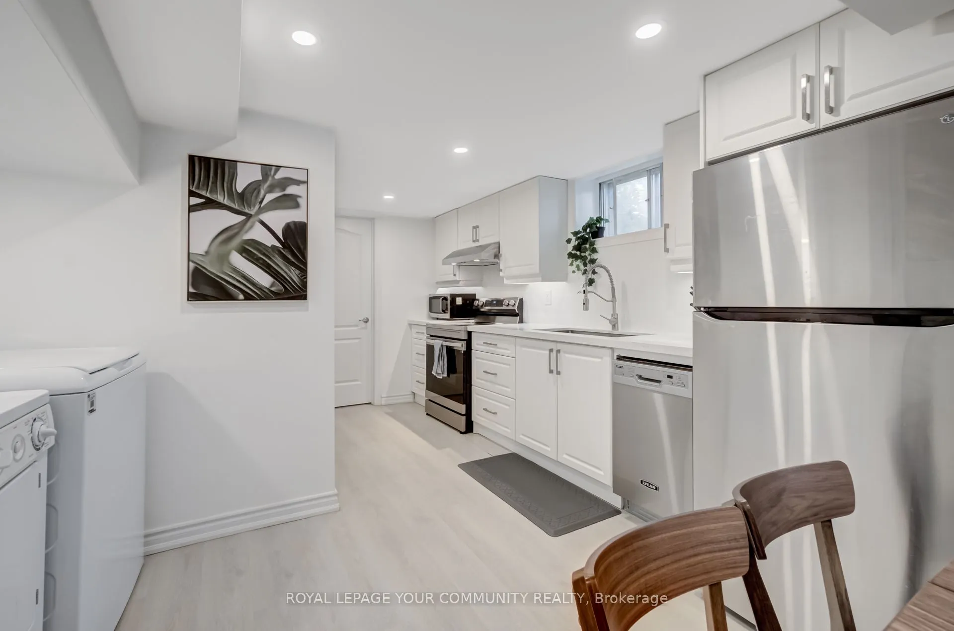 394 Paliser Crescent N, #basement