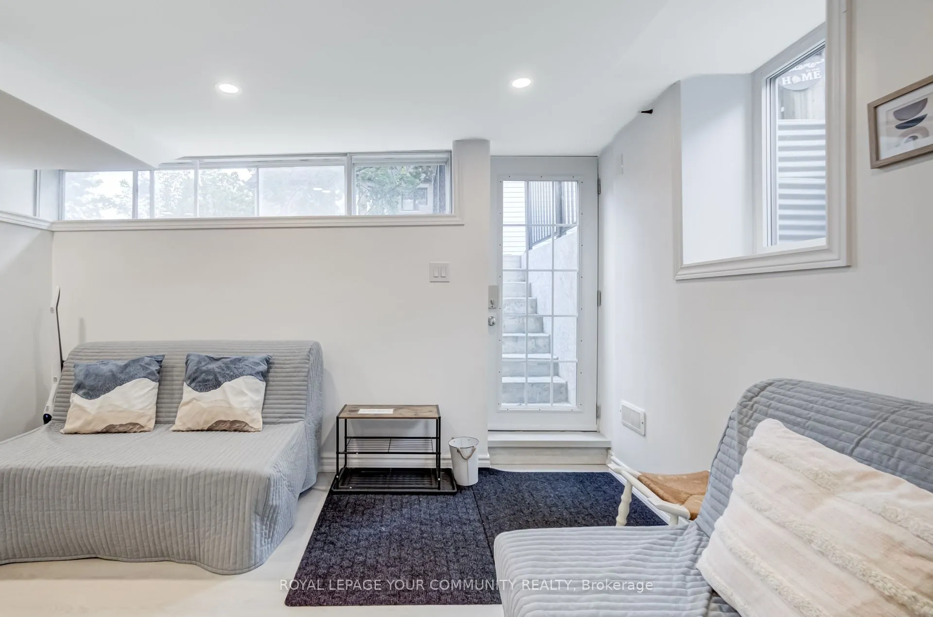 394 Paliser Crescent N, #basement