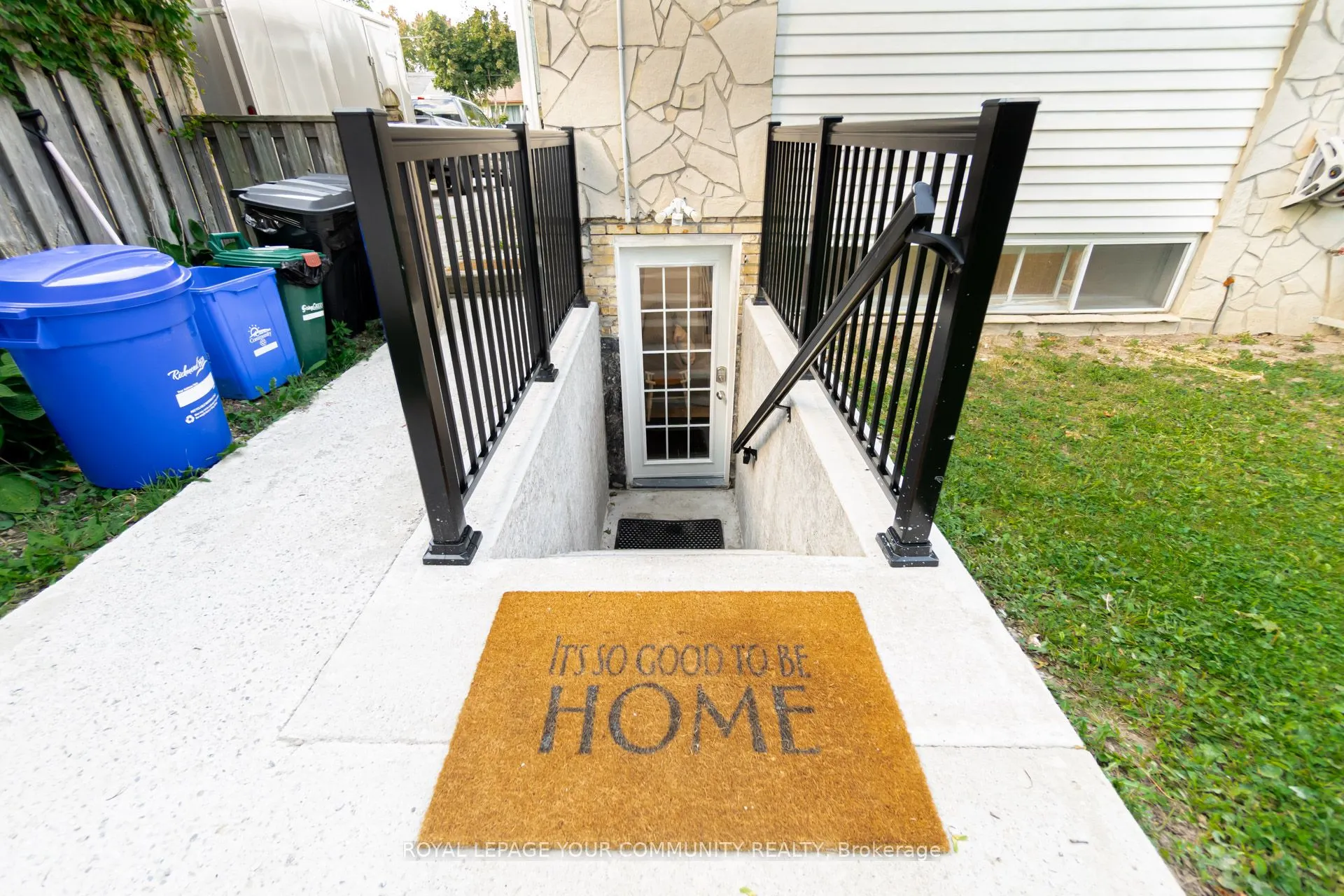 394 Paliser Crescent N, #basement