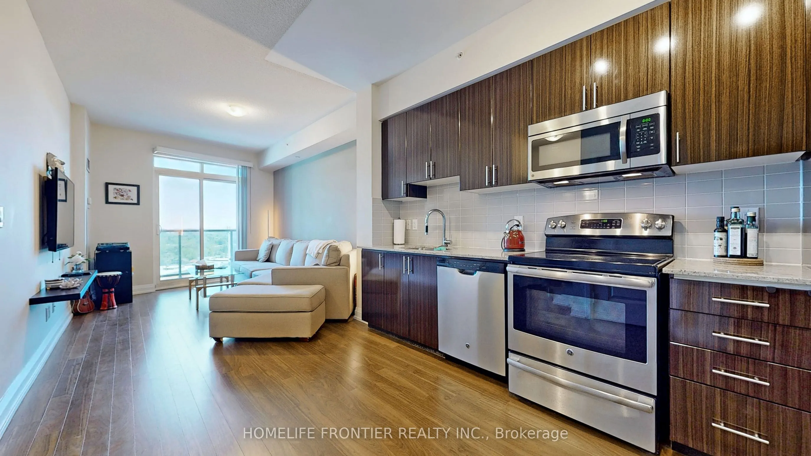 7171 Yonge Street, #806