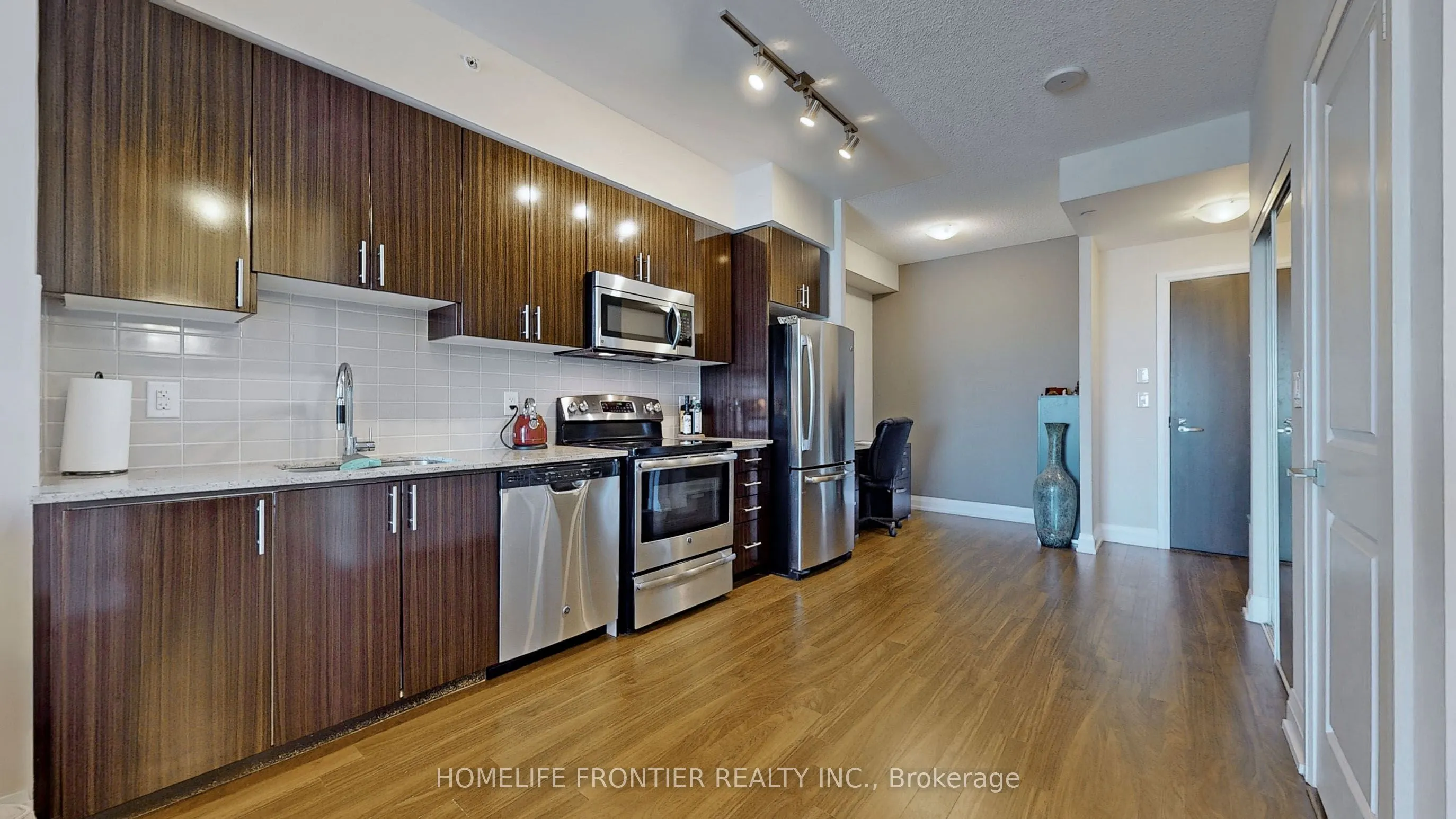 7171 Yonge Street, #806