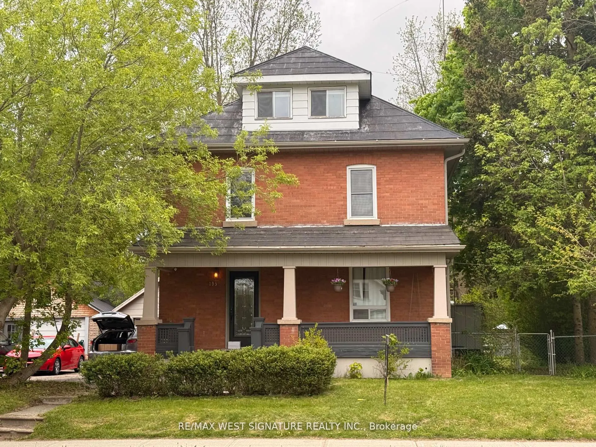 195 Victoria Street W