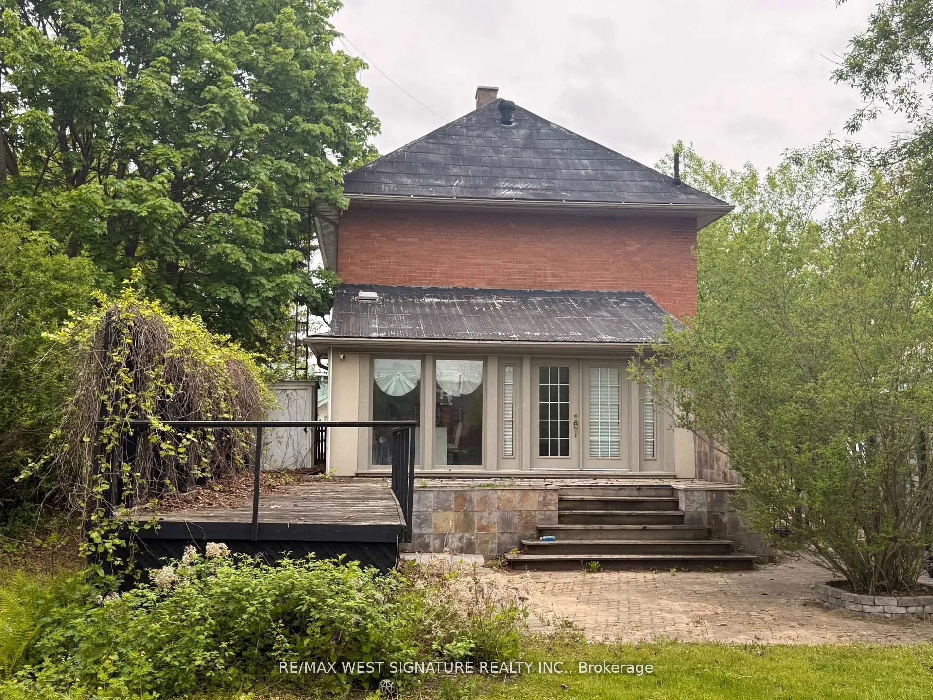 195 Victoria Street W