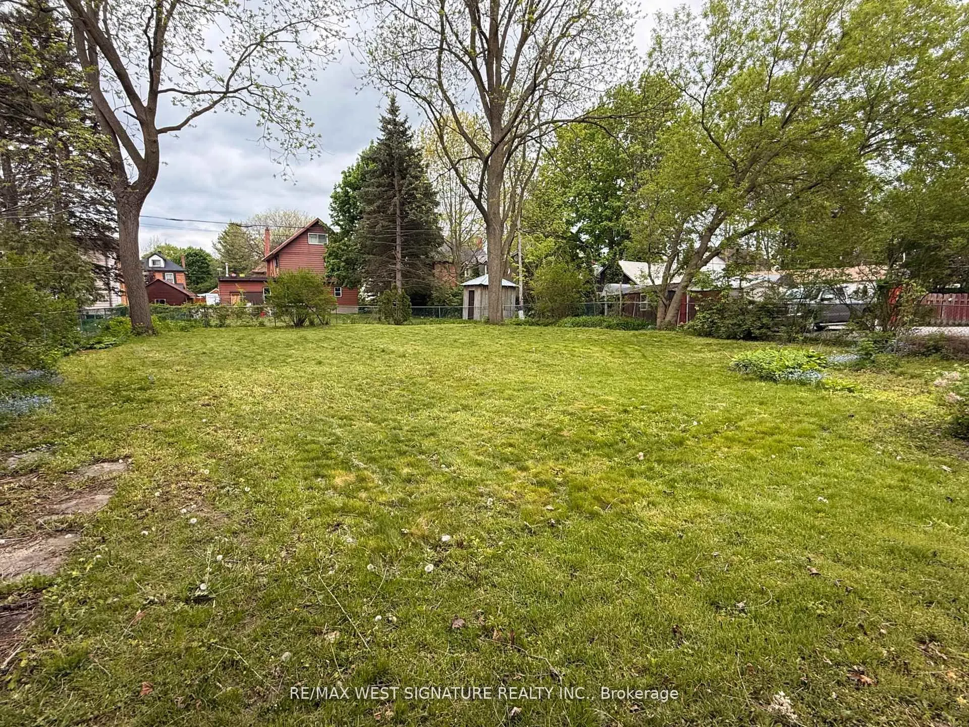 195 Victoria Street W