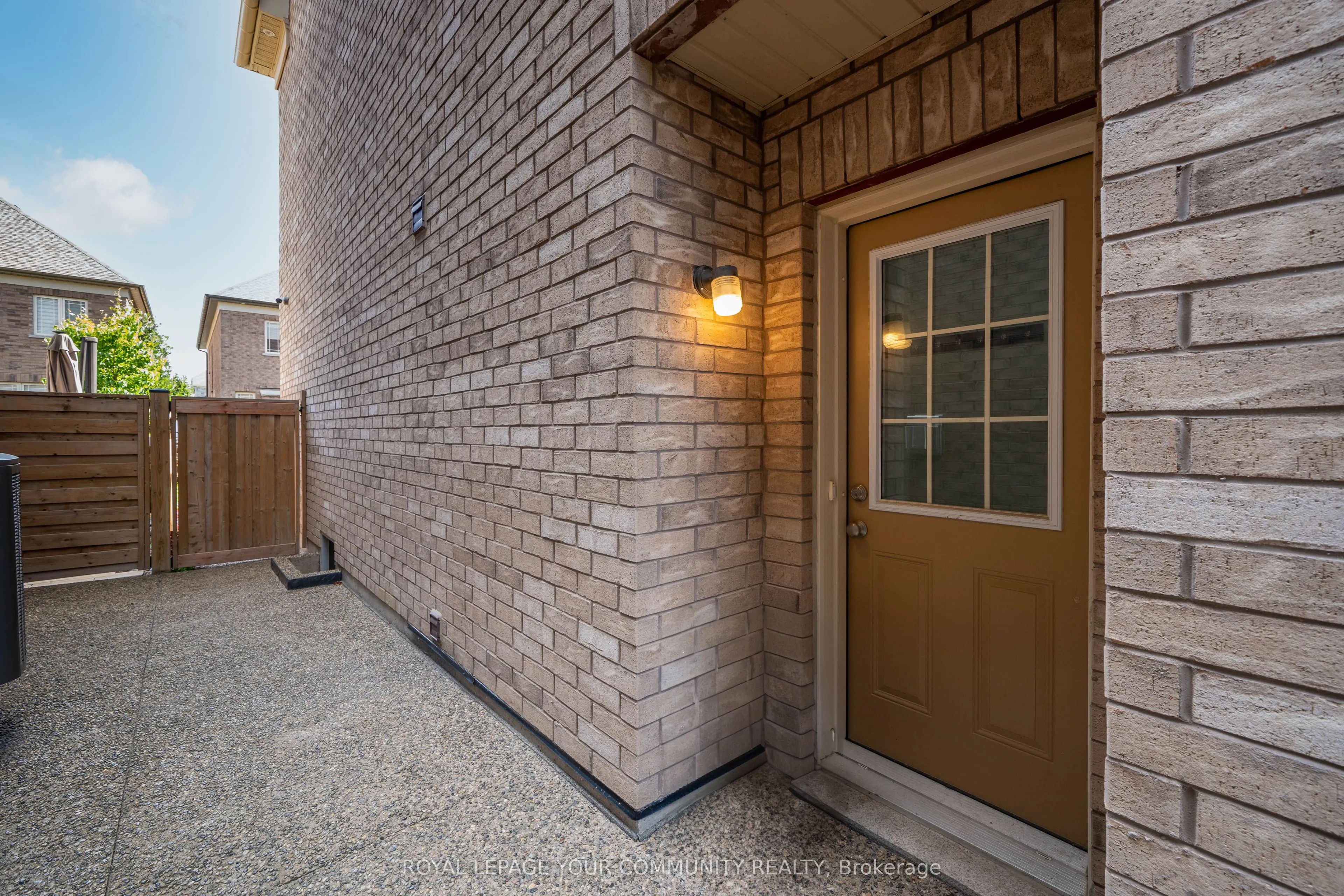 61 Ross Vennare Crescent