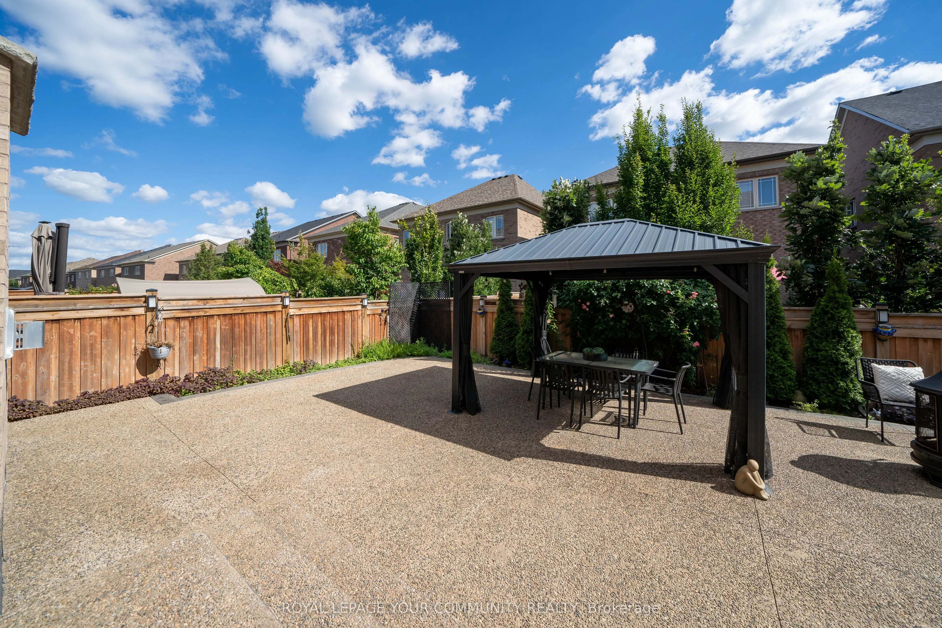 61 Ross Vennare Crescent