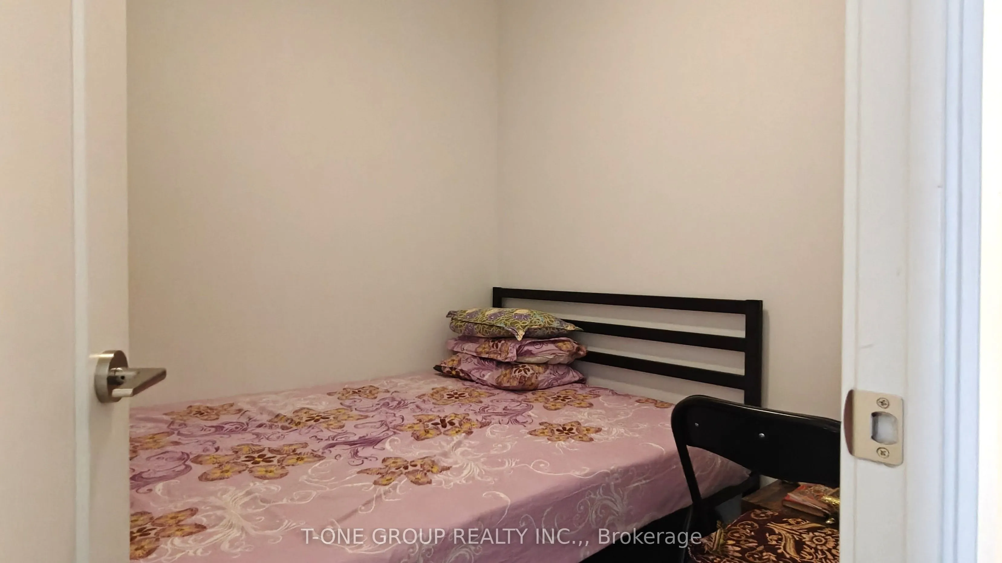 105 Oneida Crescent, #1411