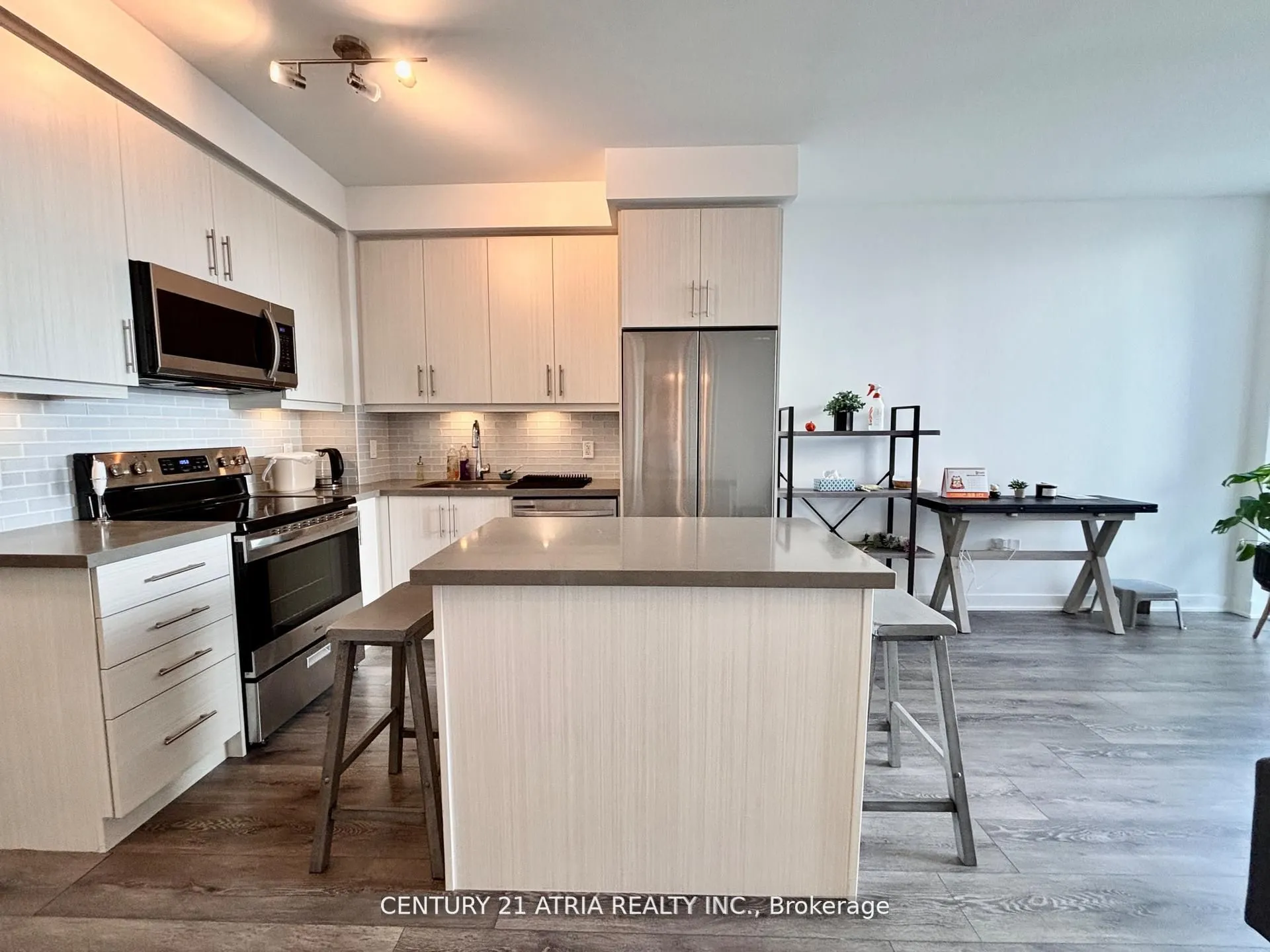 105 Oneida Crescent, #2101