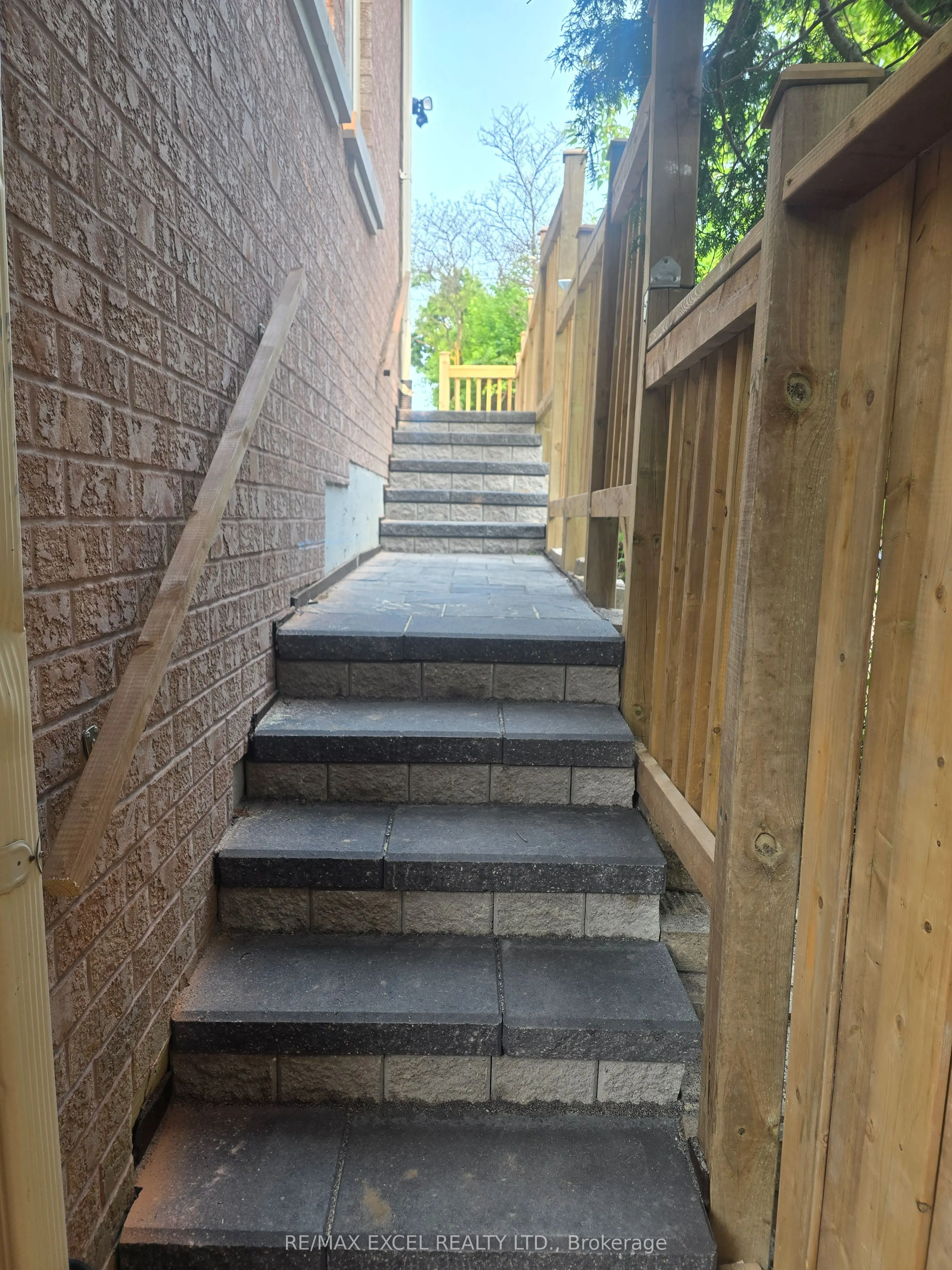 23 Falkland Place, #Lower Level 1