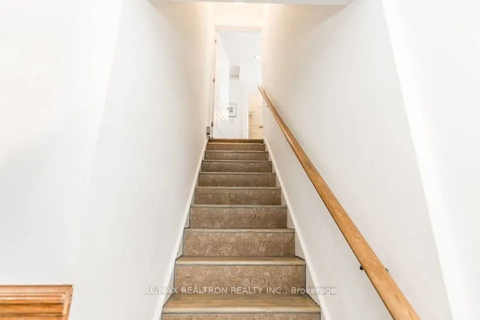 24 Kennedy Street W
