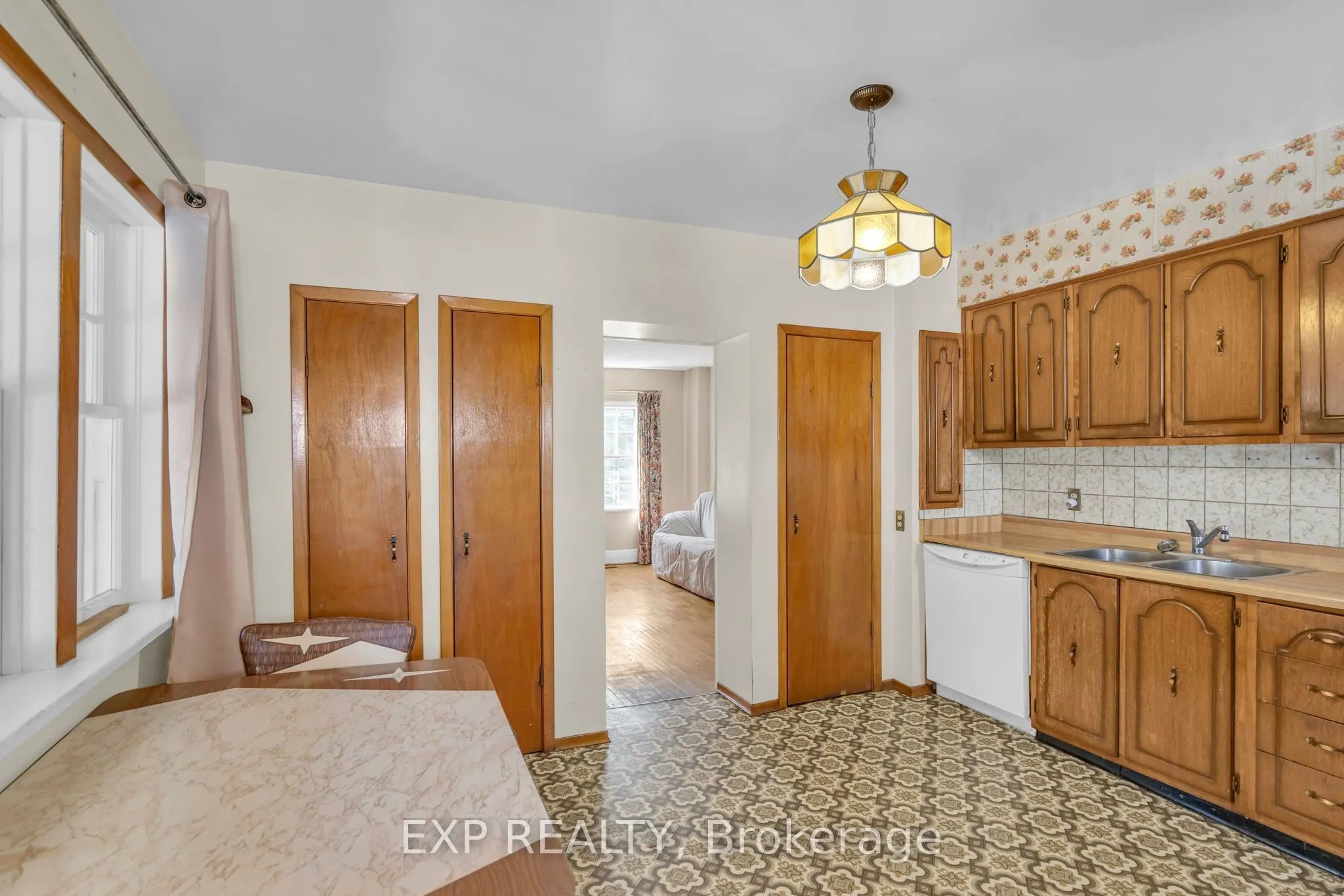 39 River Street W