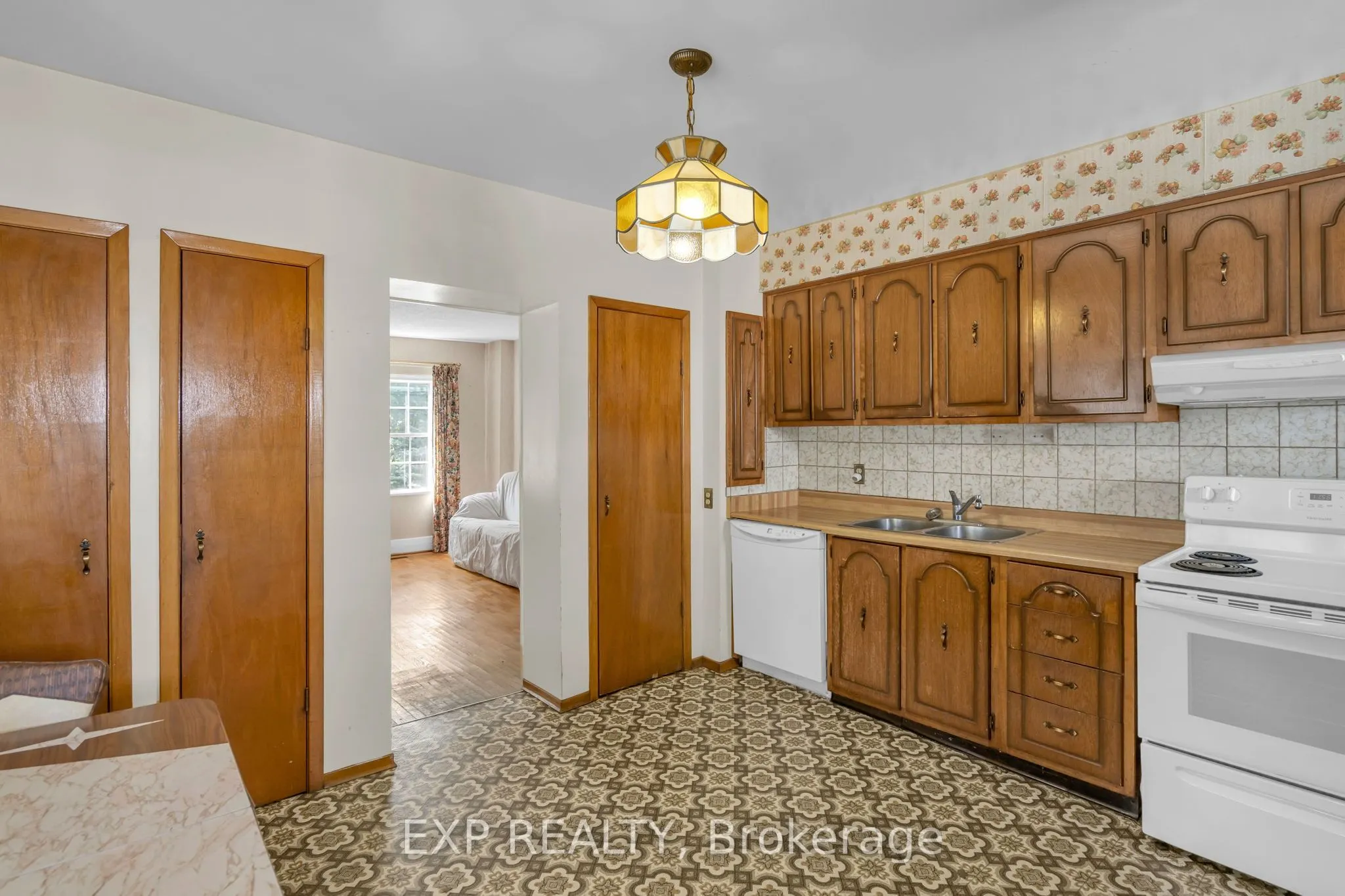 39 River Street W