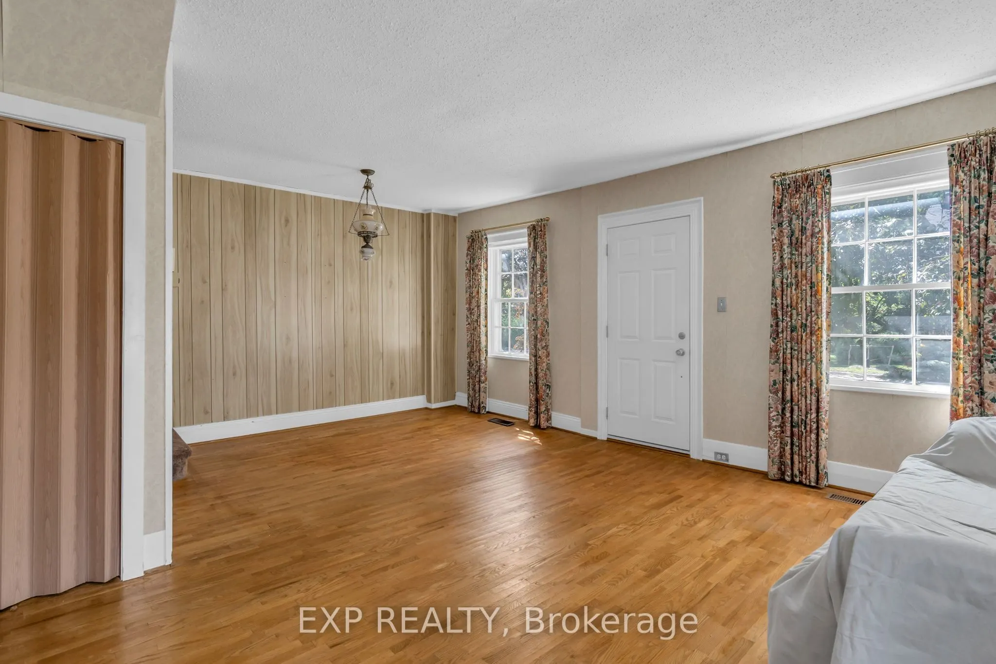 39 River Street W