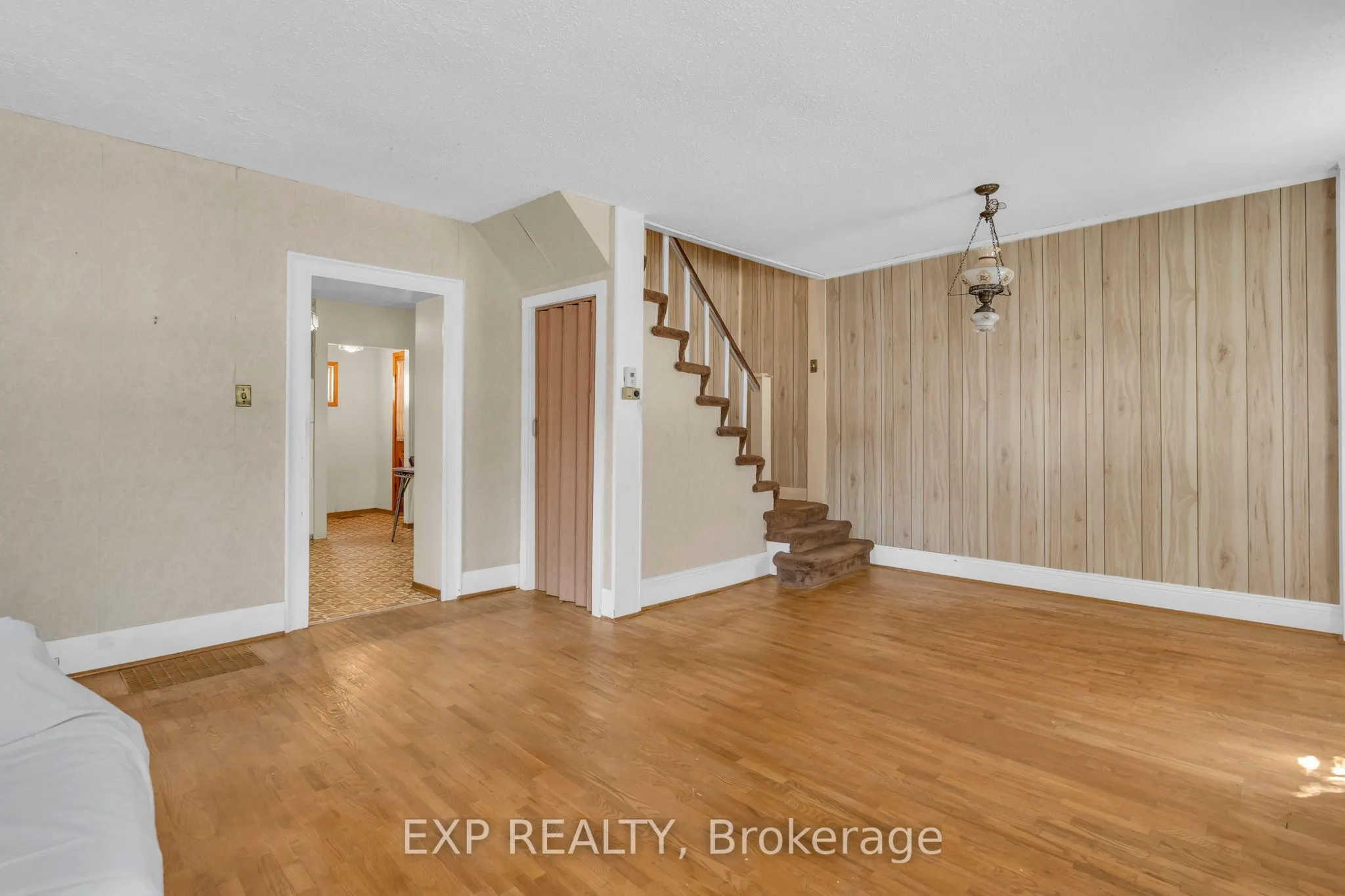 39 River Street W