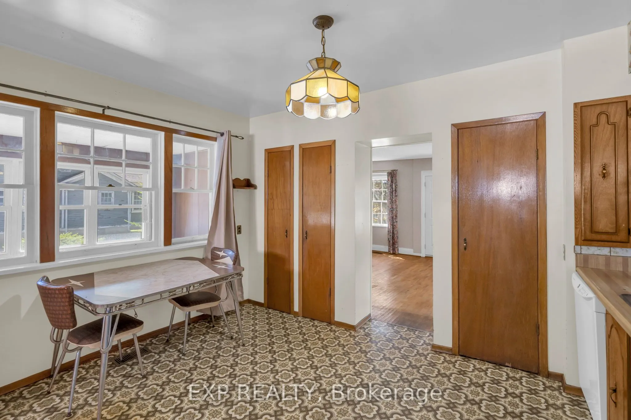 39 River Street W