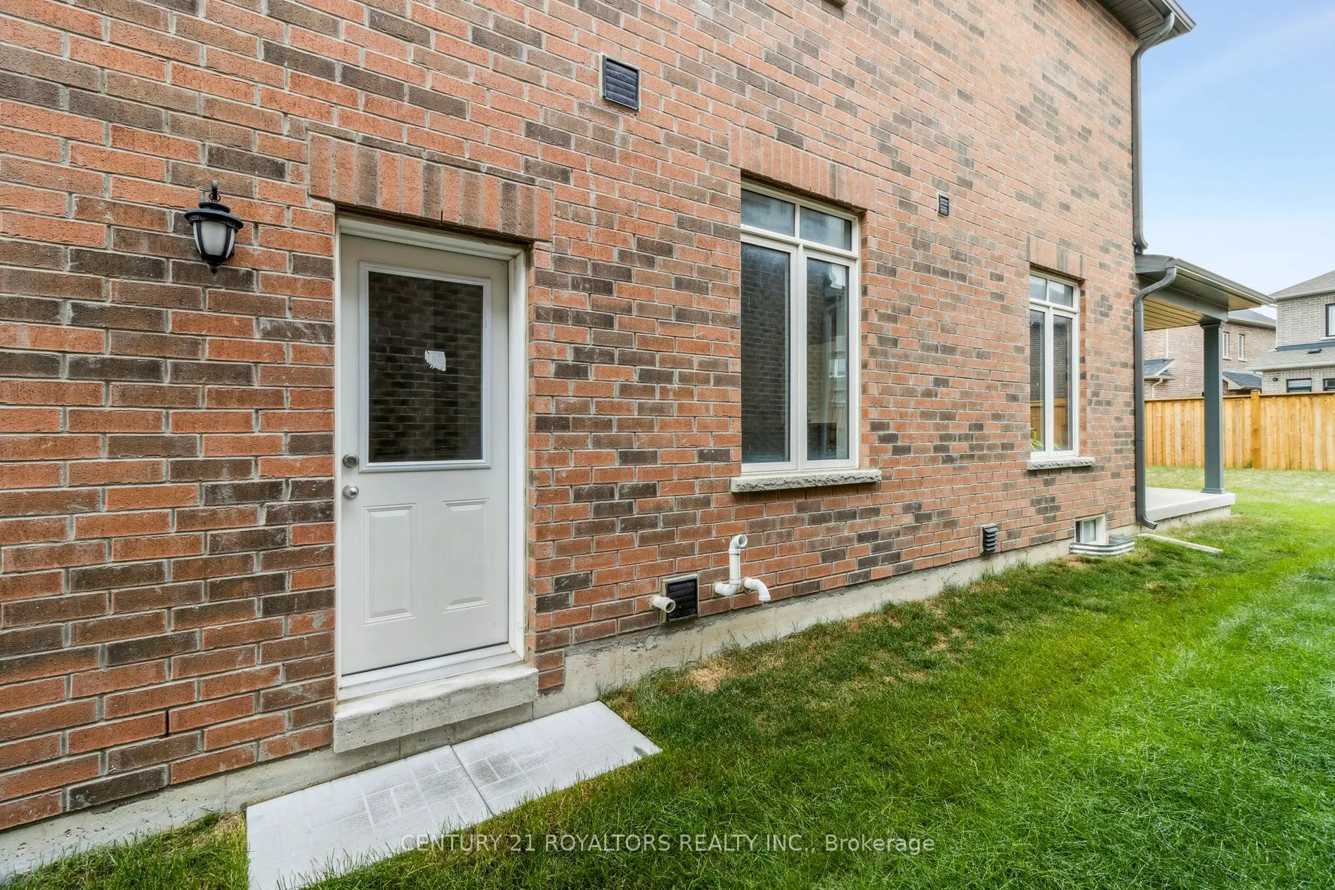 25 Ferragine Crescent