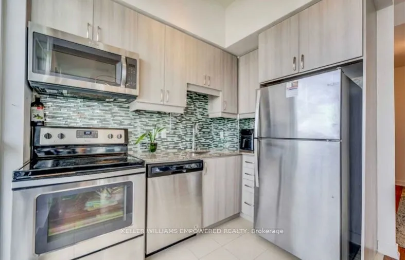 9199 Yonge Street, #812