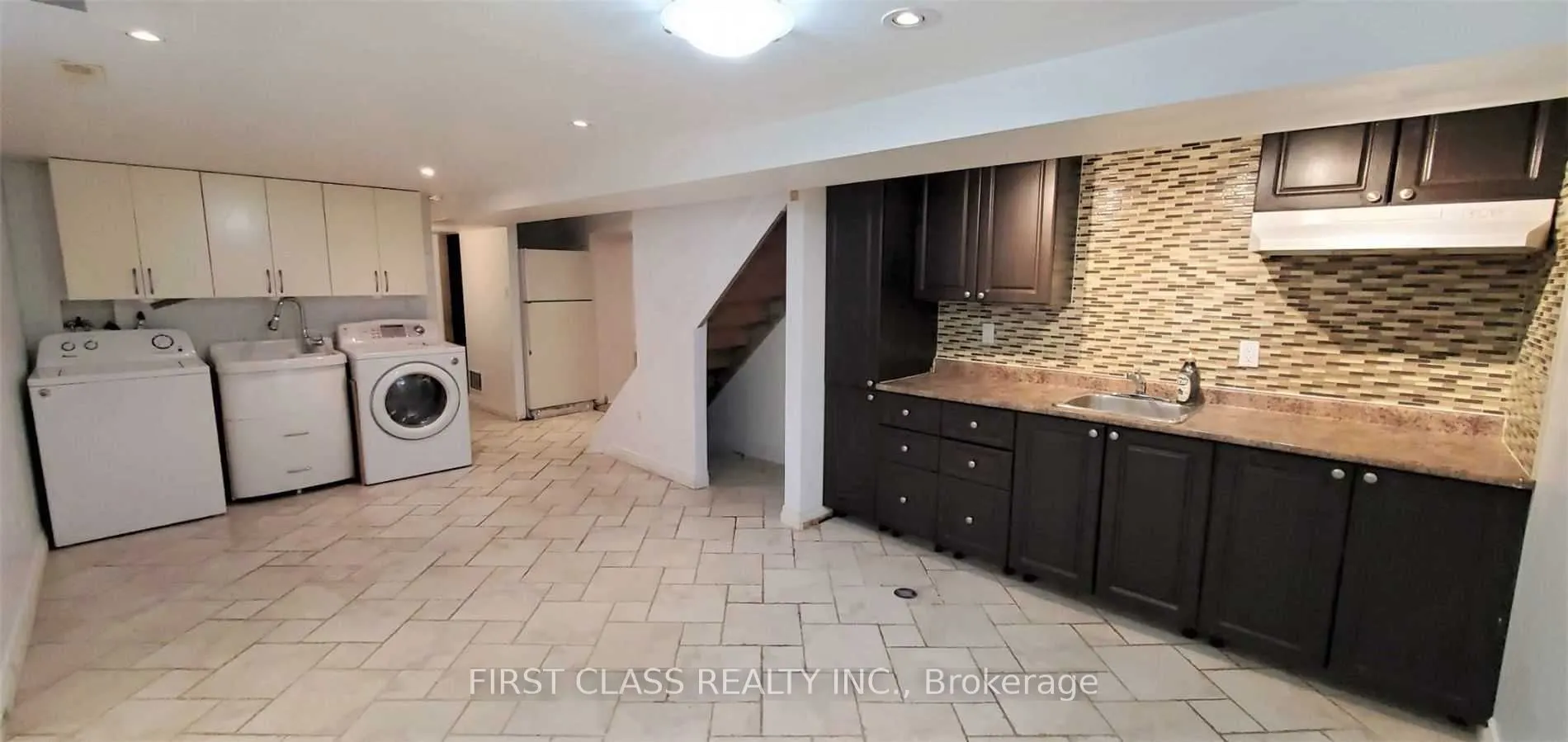 102 steeles ave east Avenue