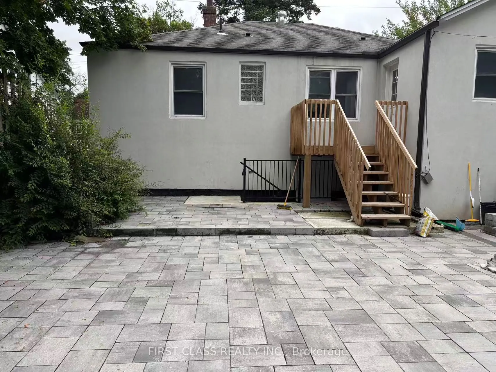 102 steeles ave east Avenue