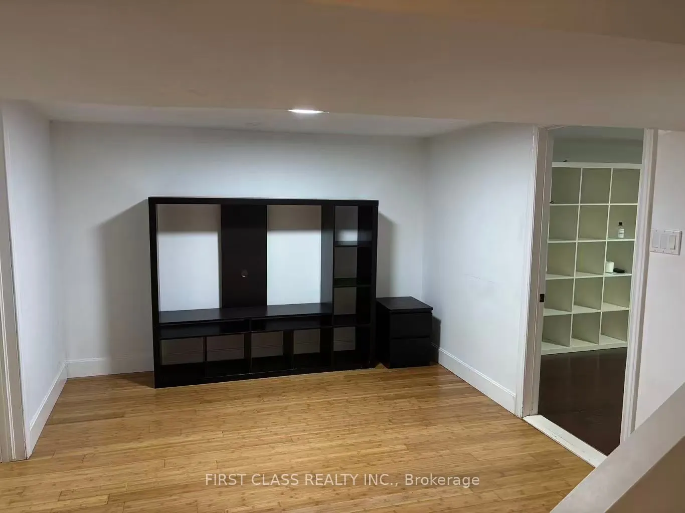 102 steeles ave east Avenue