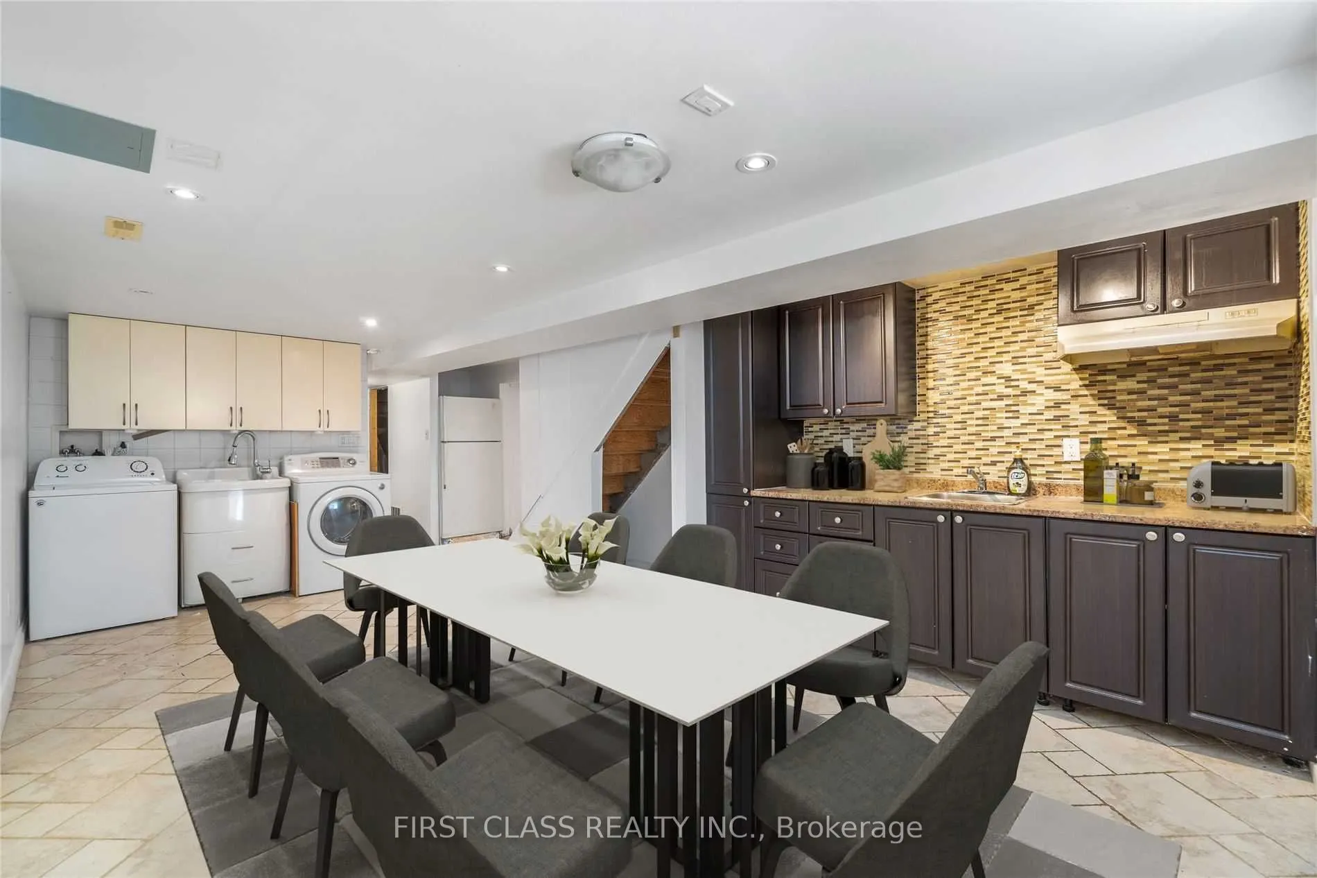 102 steeles ave east Avenue
