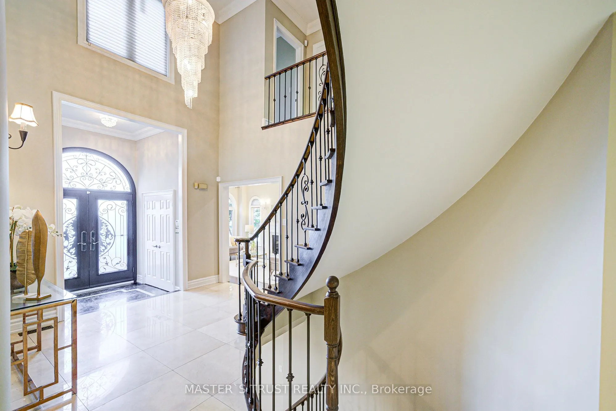 2 Lytton Boulevard