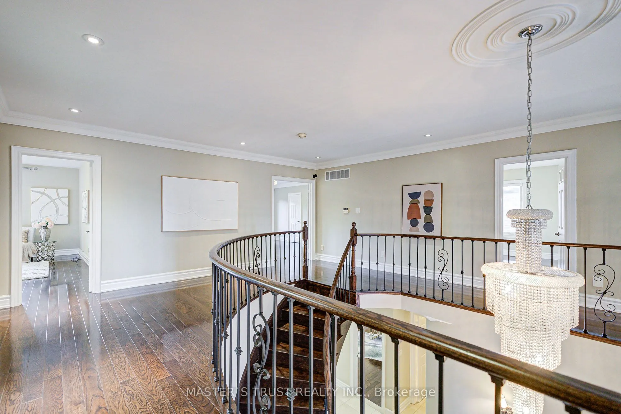 2 Lytton Boulevard