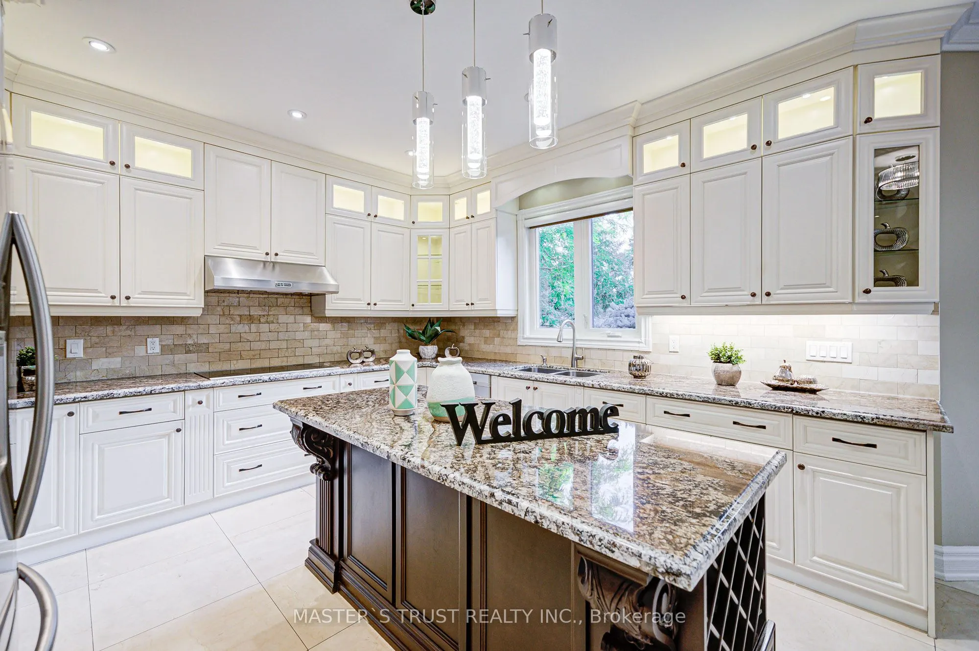 2 Lytton Boulevard