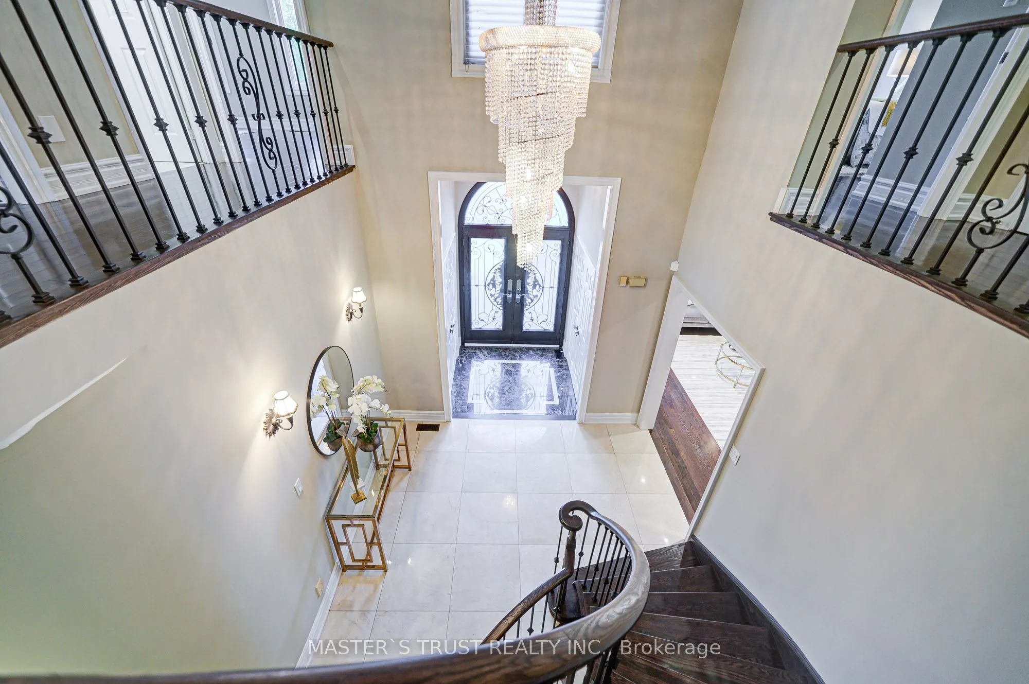 2 Lytton Boulevard