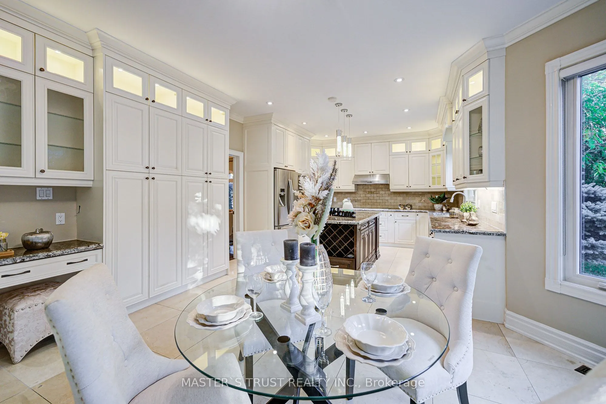 2 Lytton Boulevard