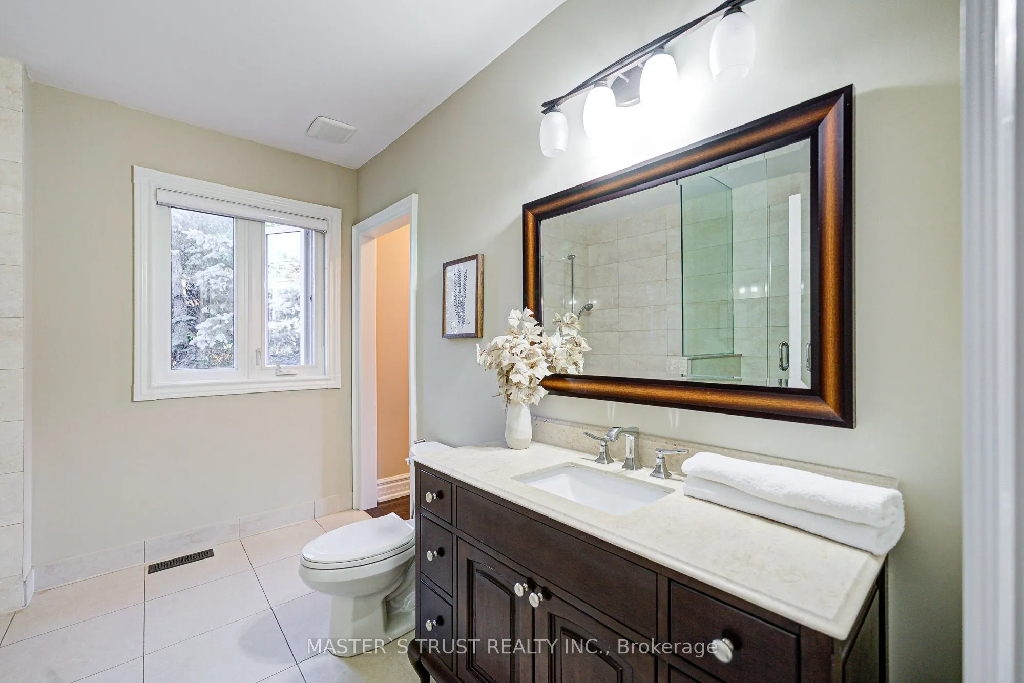 2 Lytton Boulevard