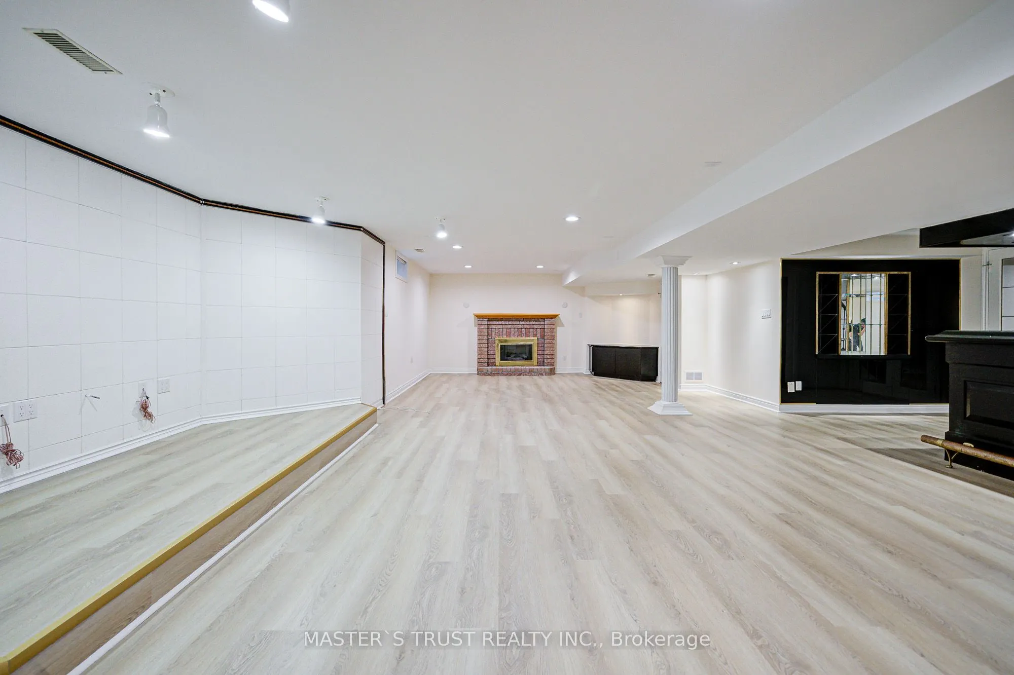 2 Lytton Boulevard