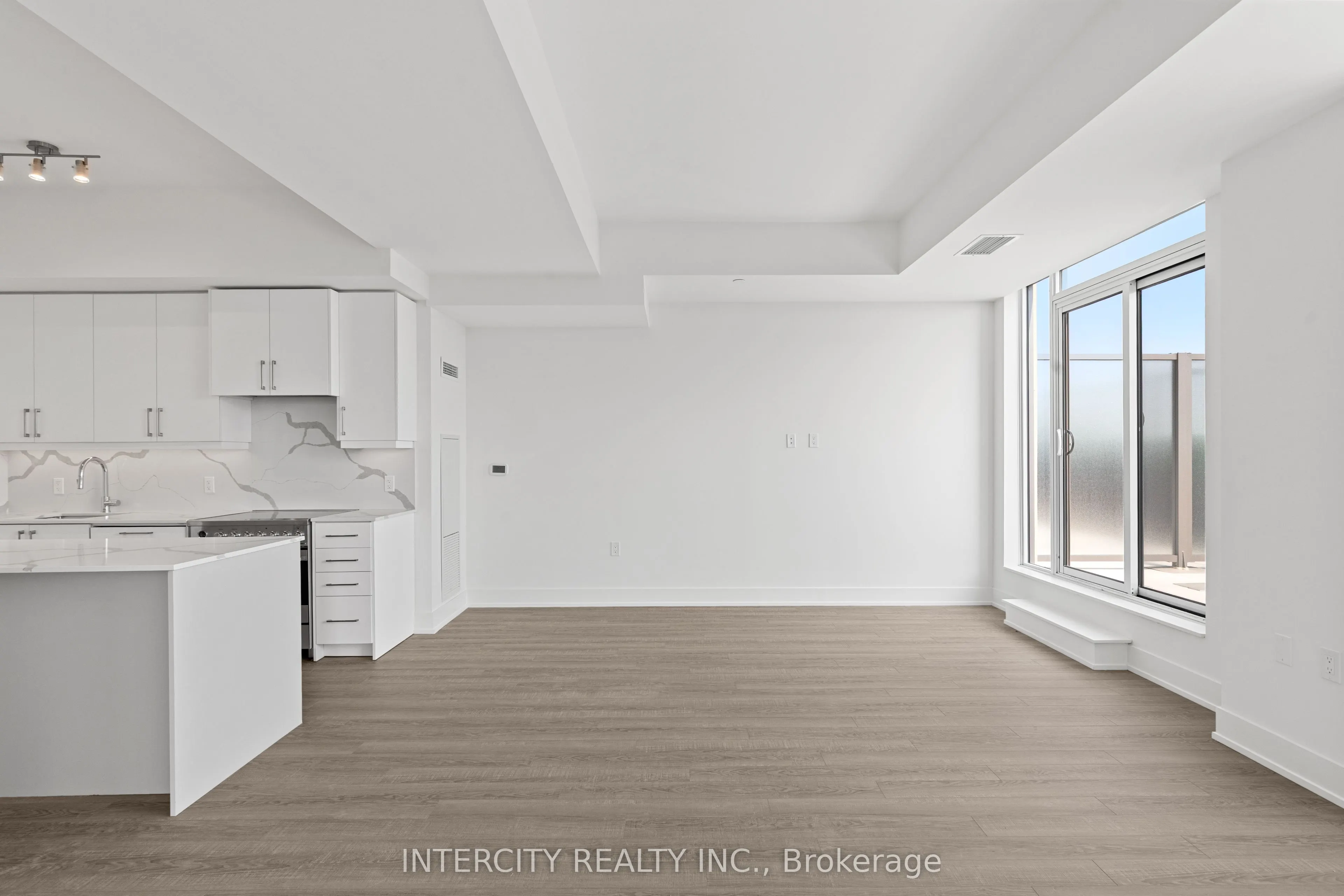 2075 King Road, #516